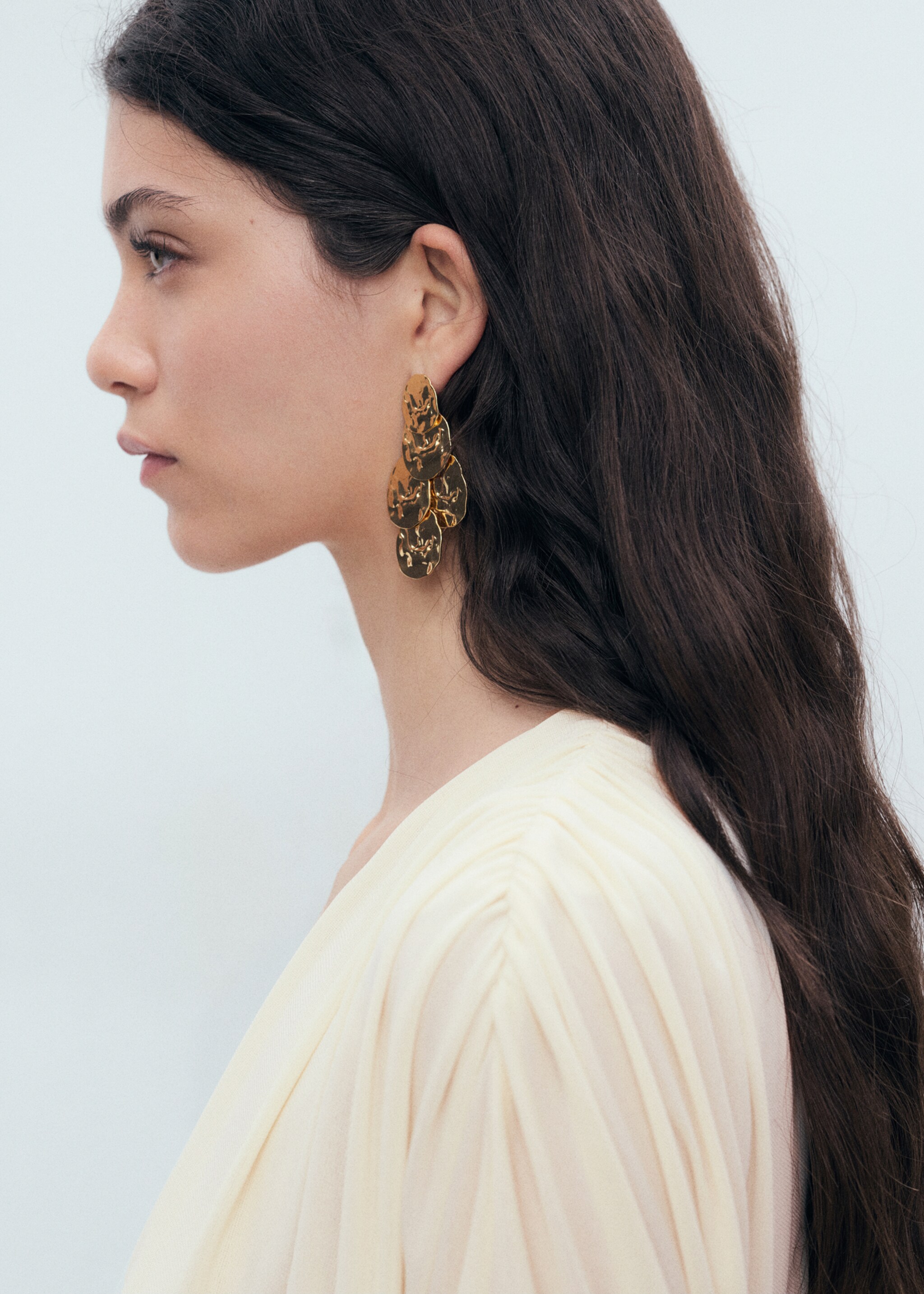 Lange Ohrringe mit Textur - Detail des Artikels 9, Gold. Ref: 87025957-00.