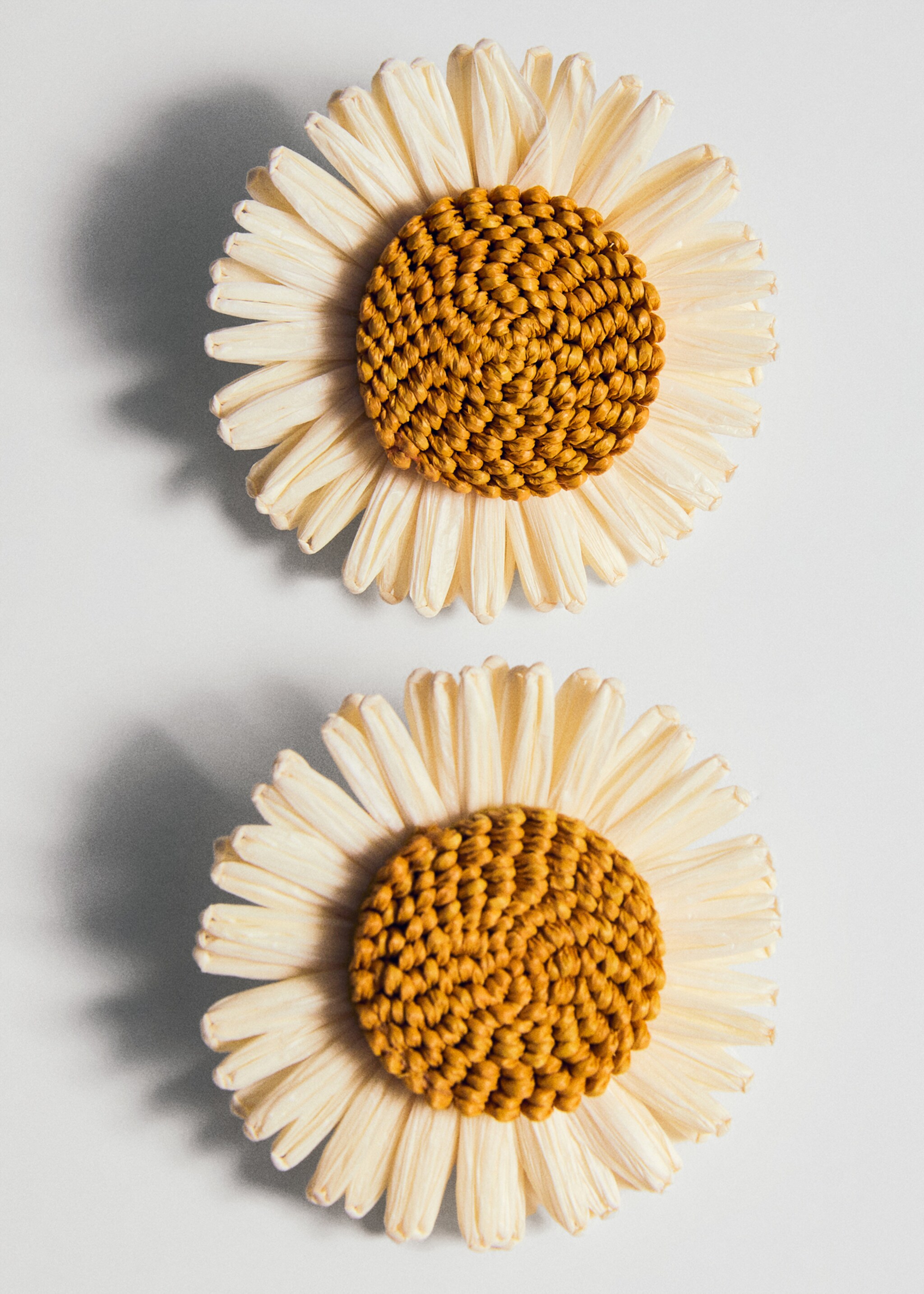 Flowers raffia earrings - Details of the article 5, Beige. Ref: 87025958-00.