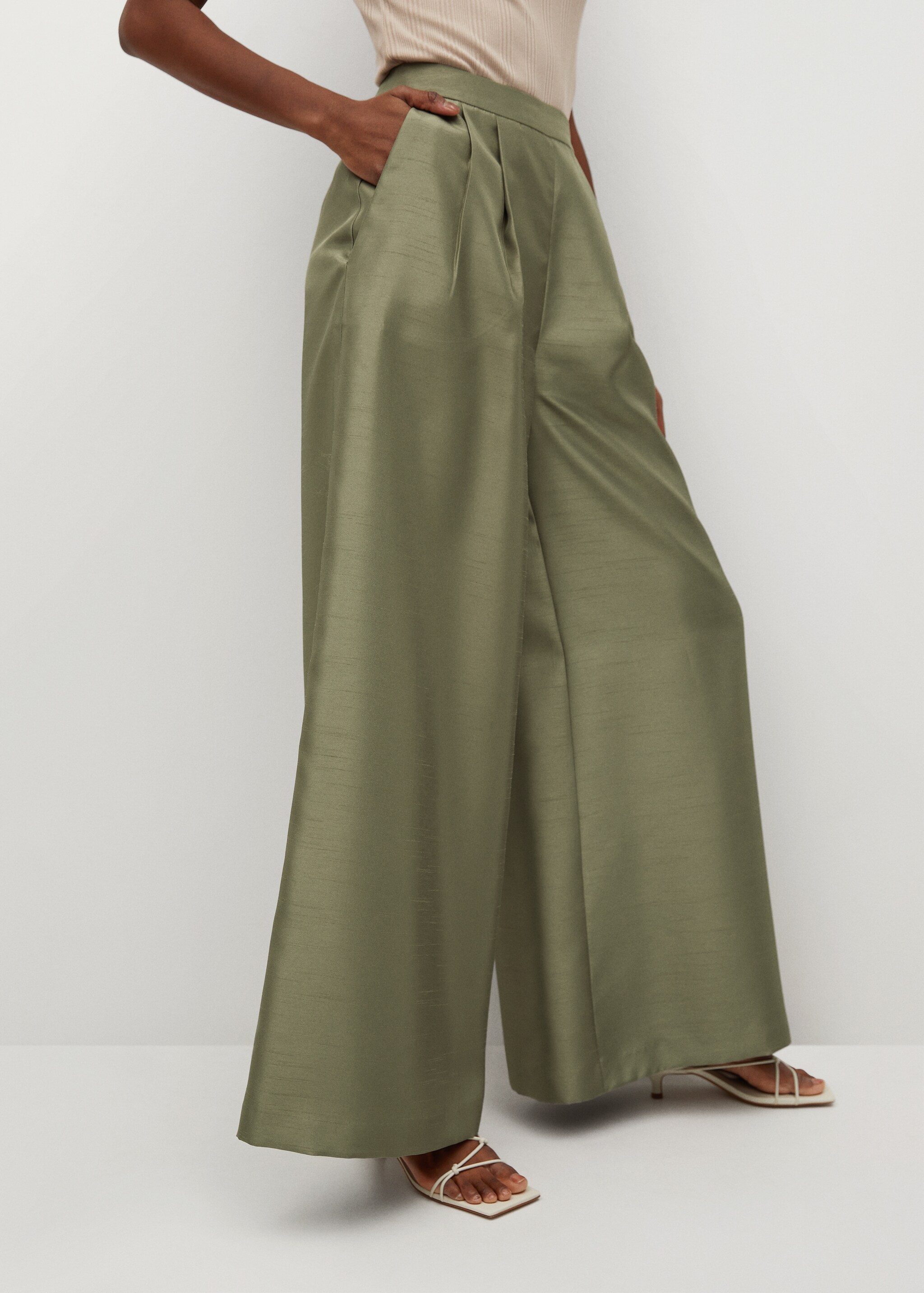 Pantalón palazzo satinado - Plano medio
