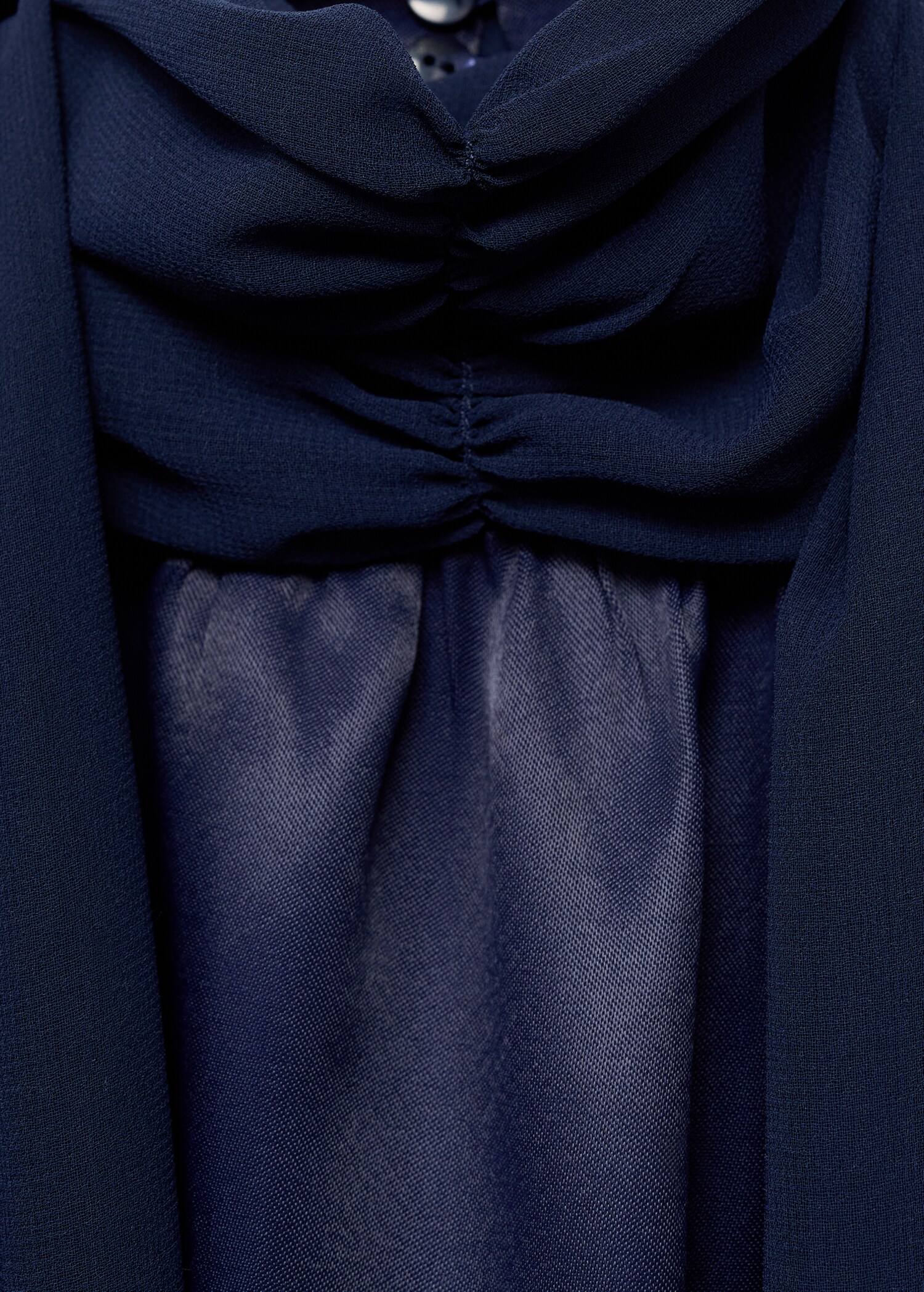 Vestido acetinado com gola halter - Pormenor do artigo 8