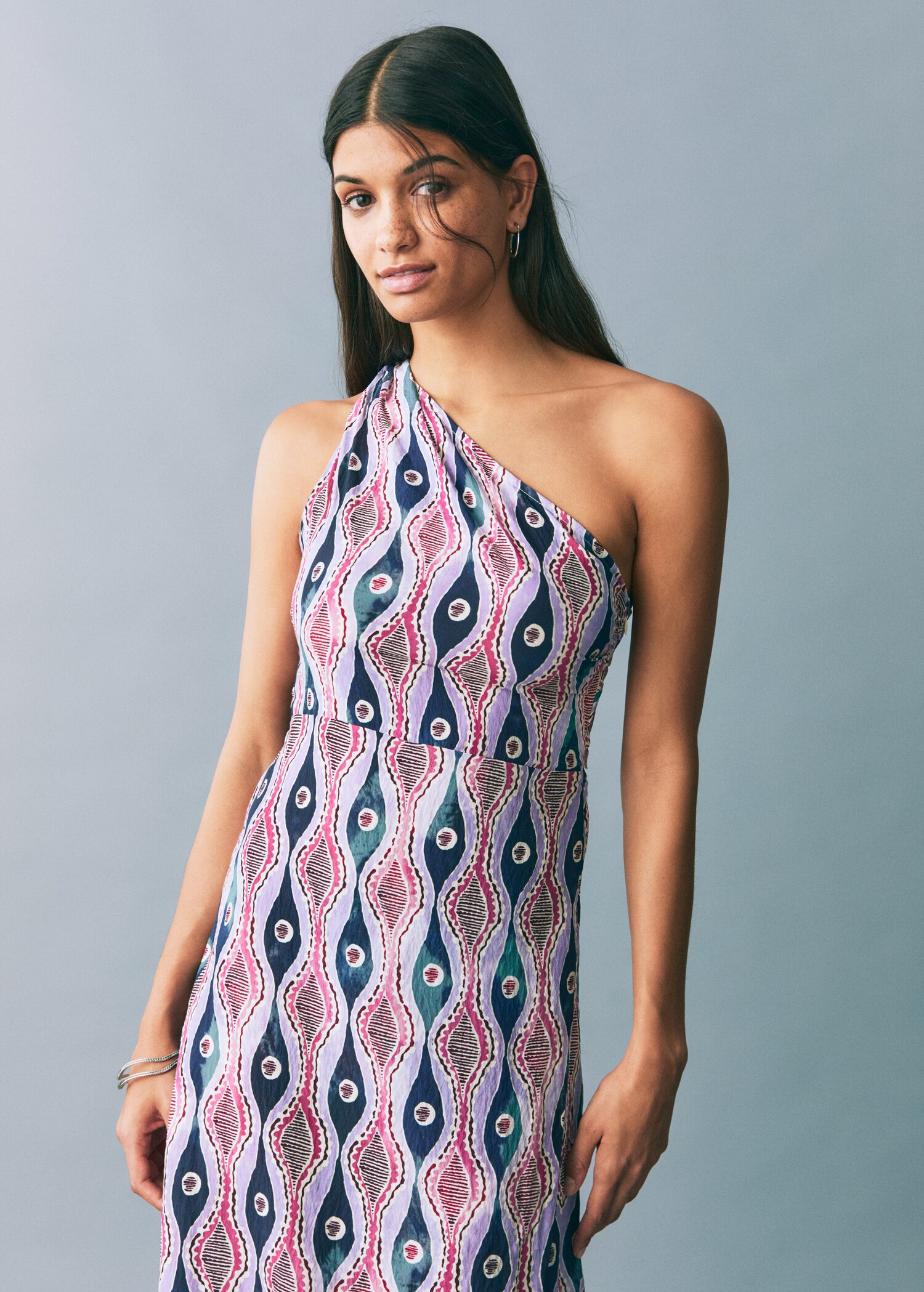 Asymmetrisk mönstrad klänning - Bild av mittparti