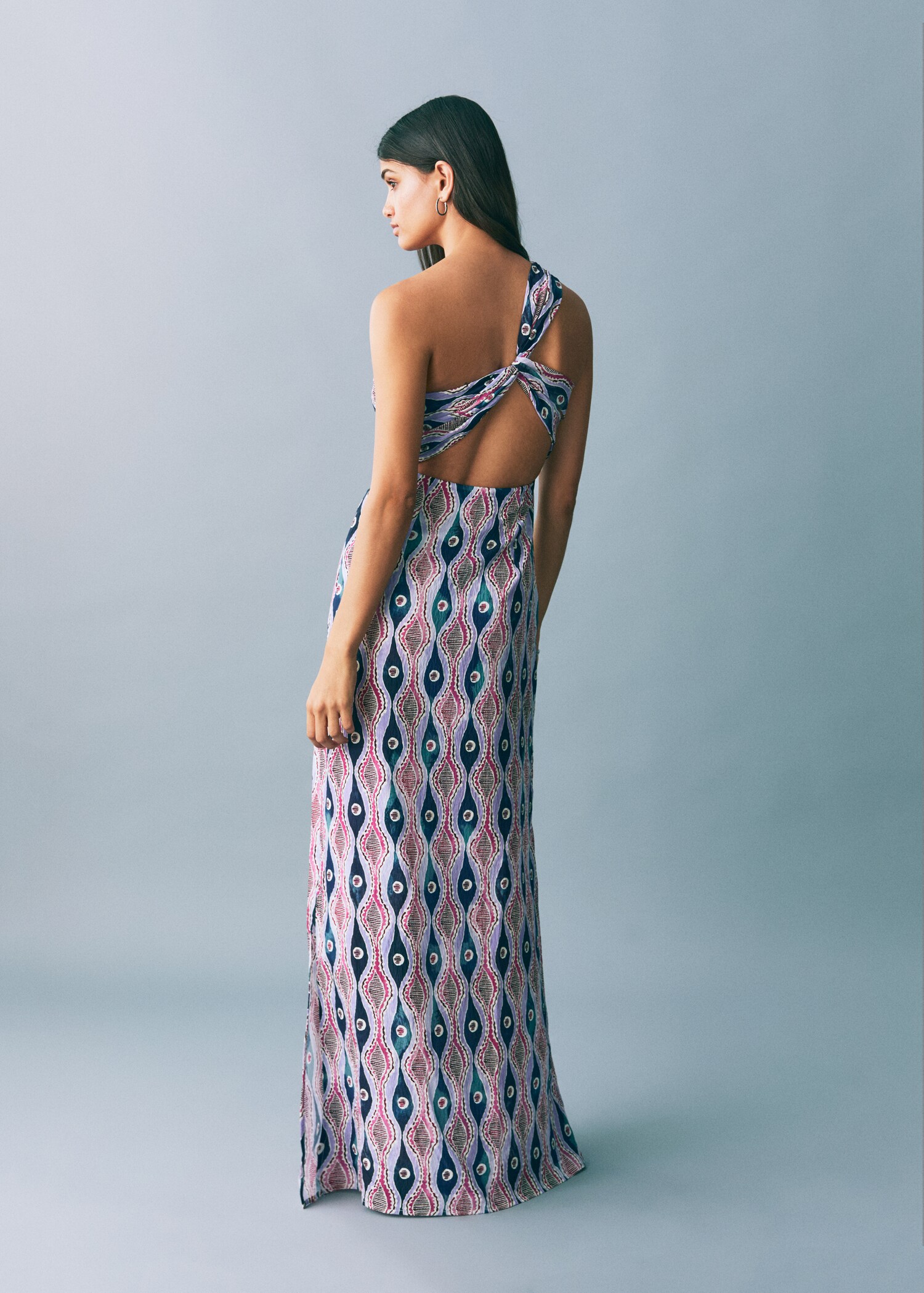 Asymmetrisk mönstrad klänning - Artikelns baksida