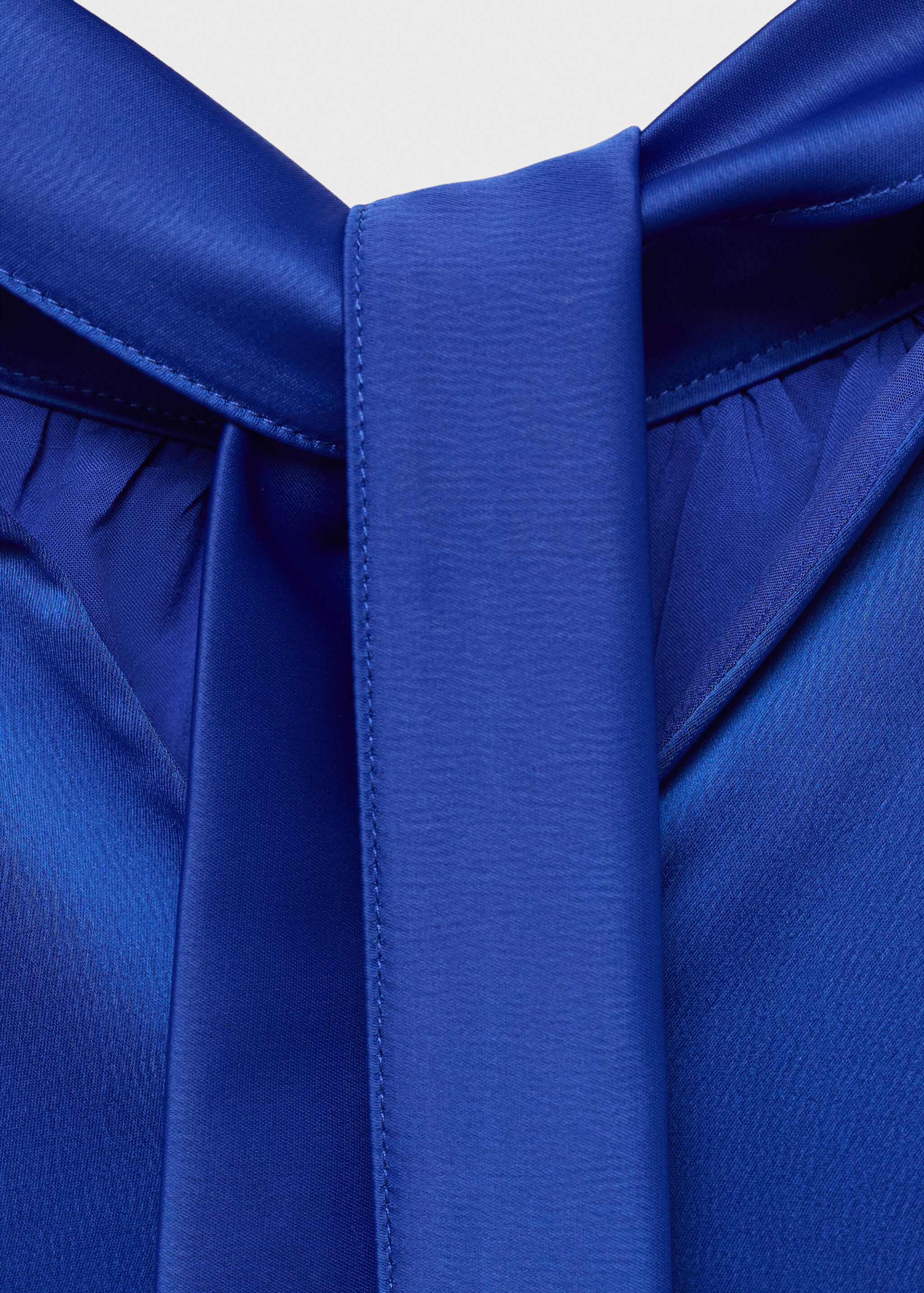 Satiniertes Neckholderkleid - Detail des Artikels 8, Elektrischblau. Ref: 87026368-00.