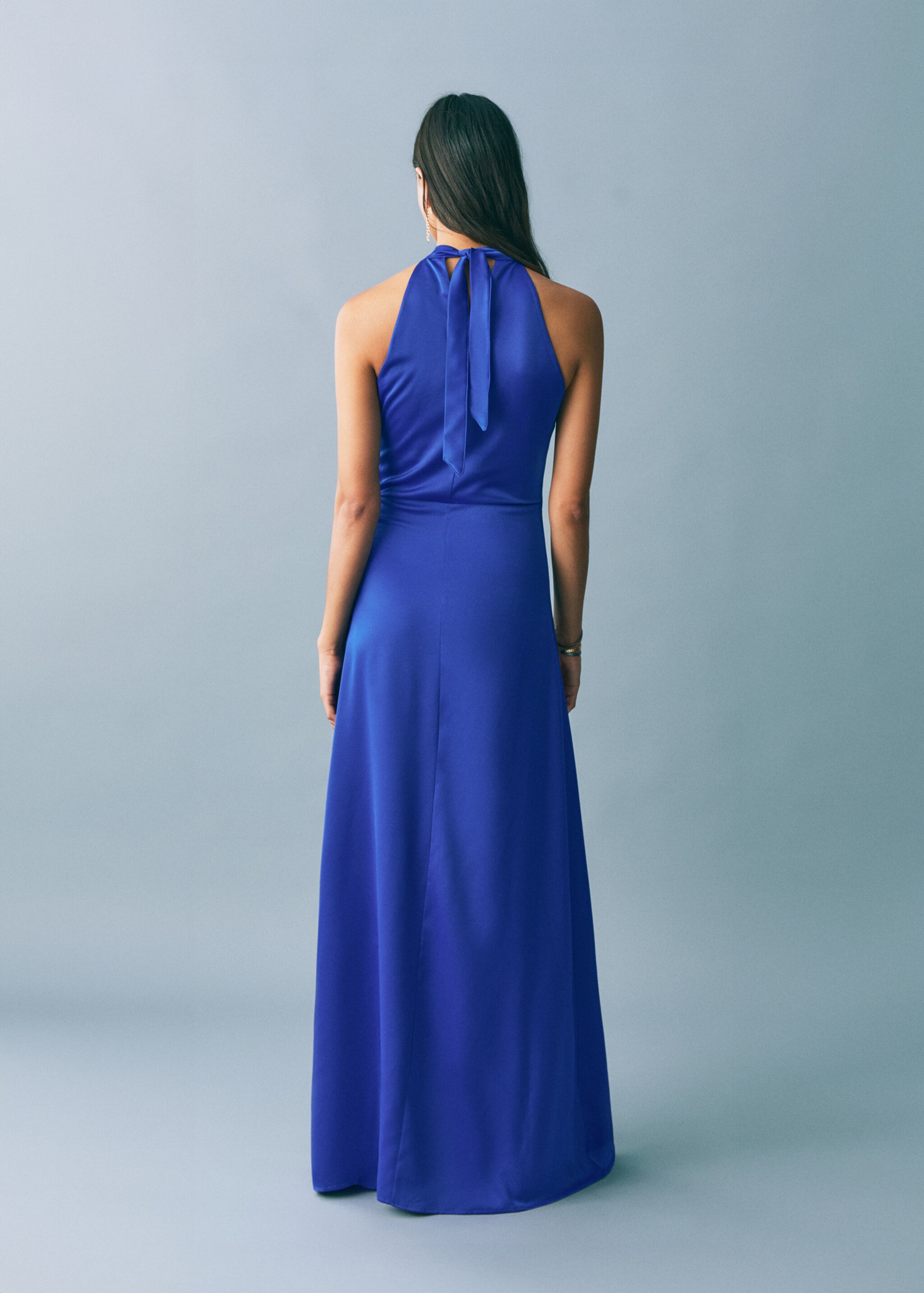 Satiniertes Neckholderkleid - Rückseite des Artikels, Elektrischblau. Ref: 87026368-00.