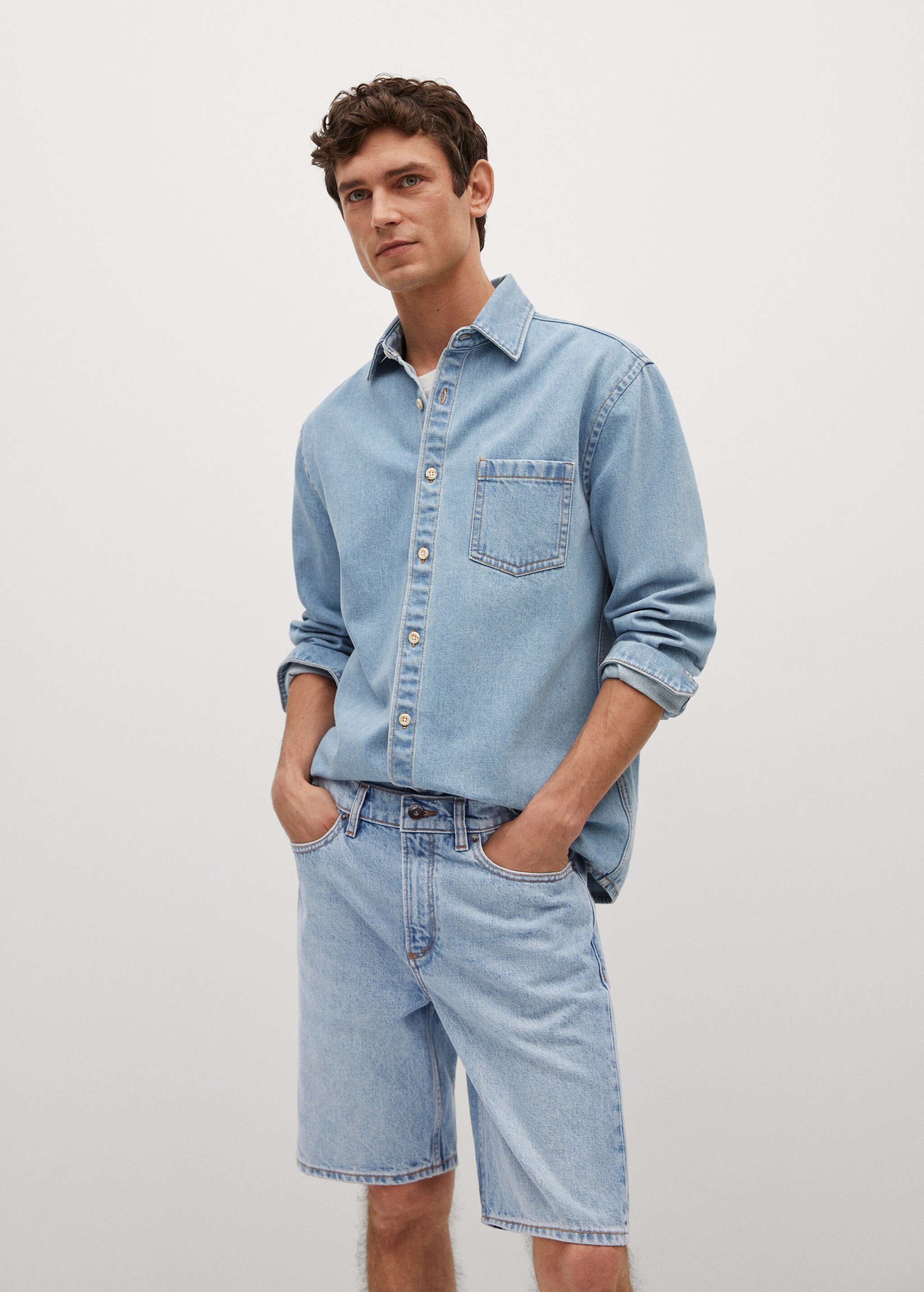 Bermudas denim relaxed lavado medio - Plano medio