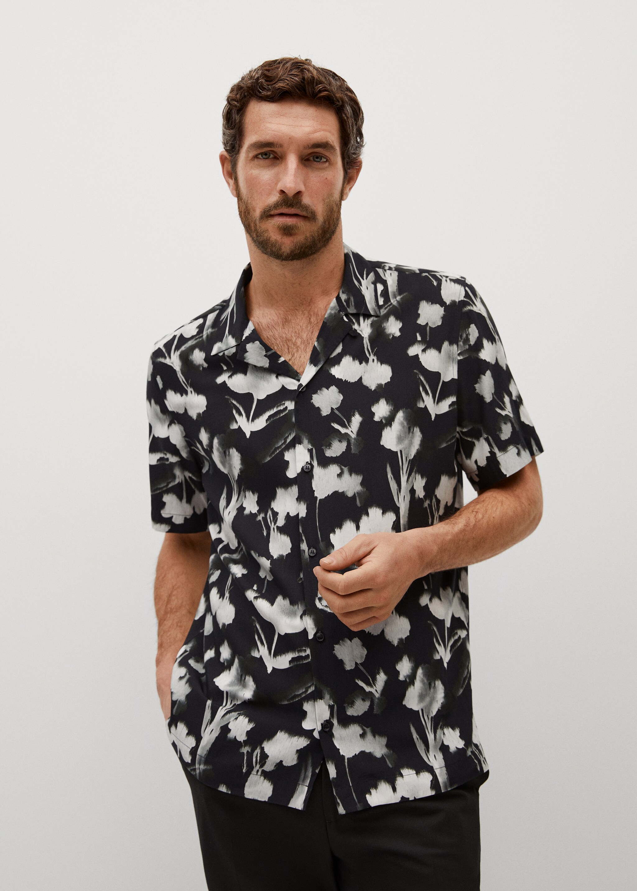 Camisa regular fit estampado floral - Plano medio