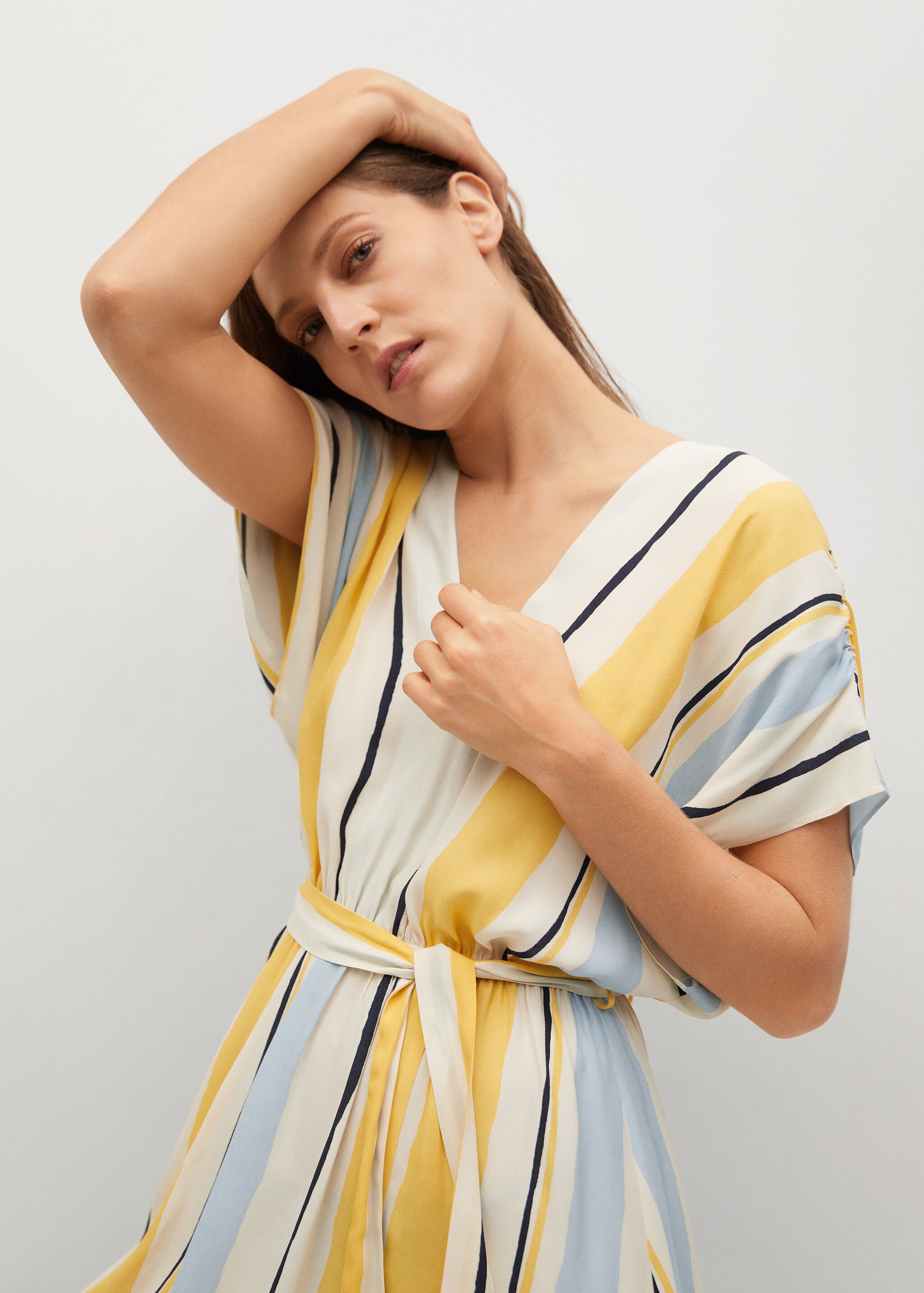 Vestido rayas cinturón - Plano medio