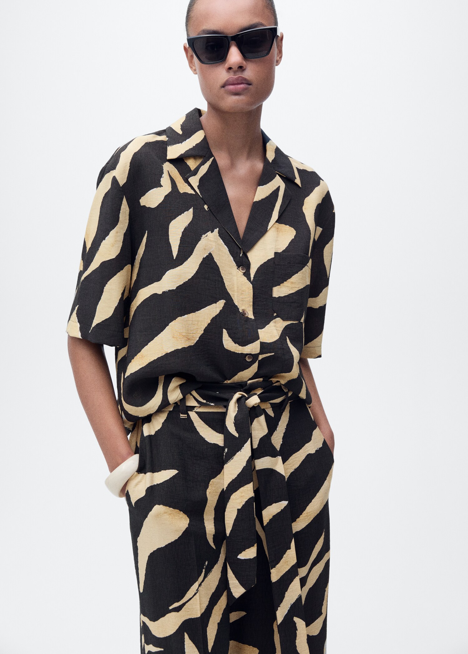 Gerade bedruckte Hose mit Gürtel - Mittlere Ansicht