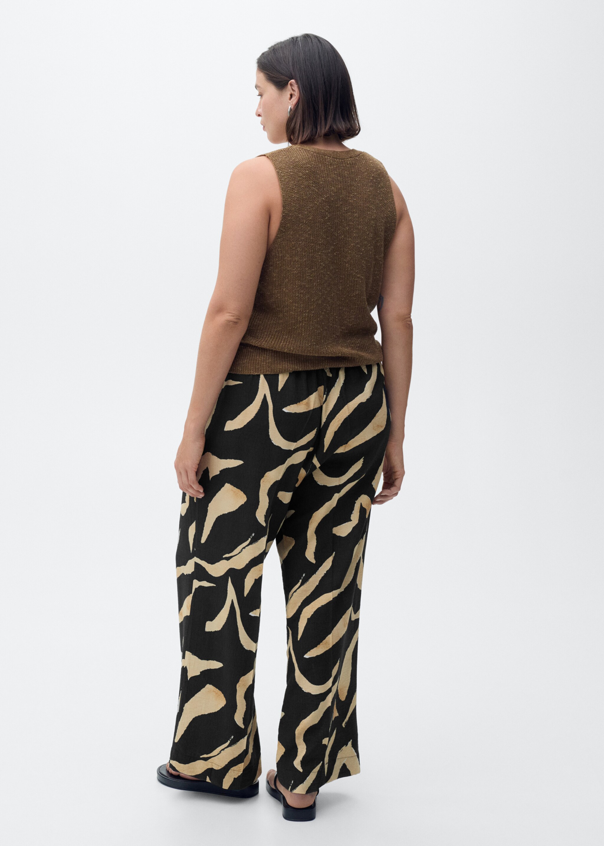 Gerade bedruckte Hose mit Gürtel - Detail des Artikels 4, Schwarz. Ref: 87027178-00.