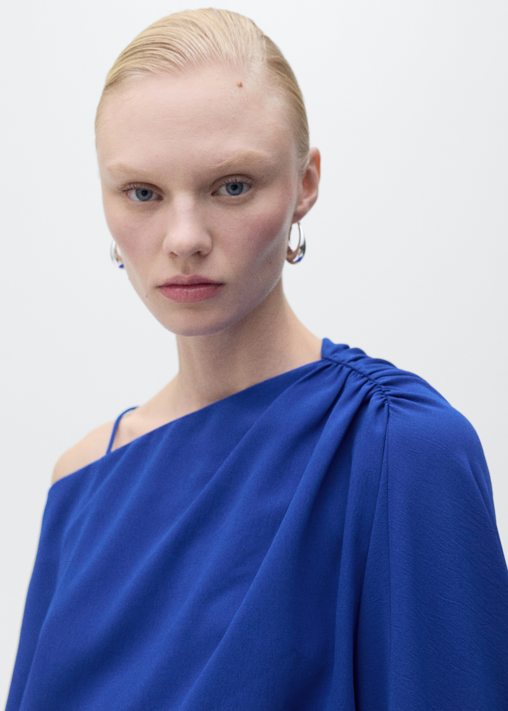 Asymmetrical gathered blouse - Details of the article 6, Vibrant blue. Ref: 87027194-00.