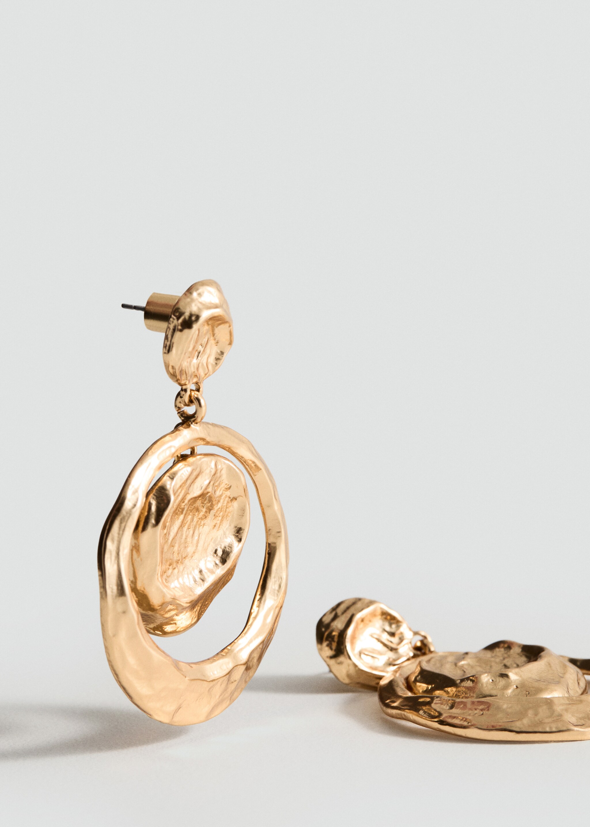 Ohrhänger mit rundem Design - Mittlere Ansicht, Gold. Ref: 87027703-00.