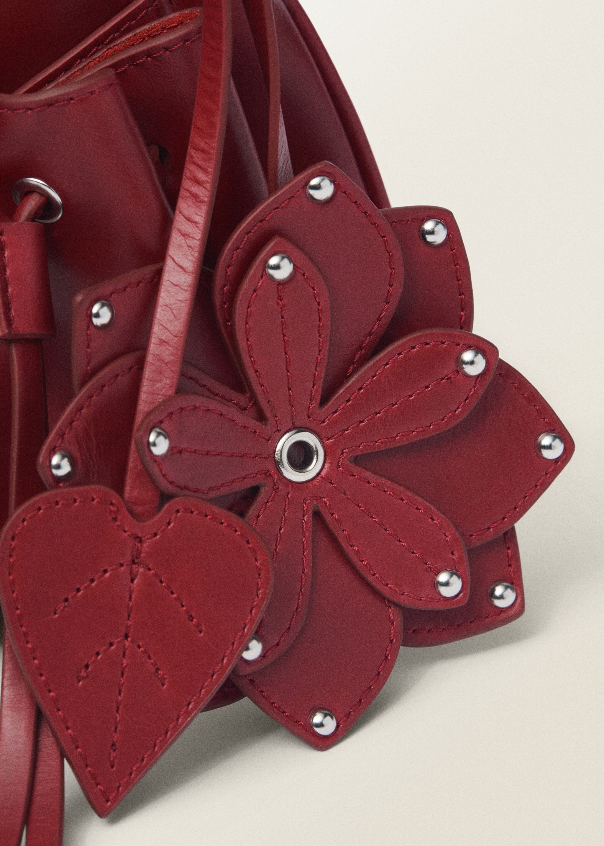 Leather shoulder bag with gathered pockets - Details of the article 2, Red. Ref: 87027715-00.
