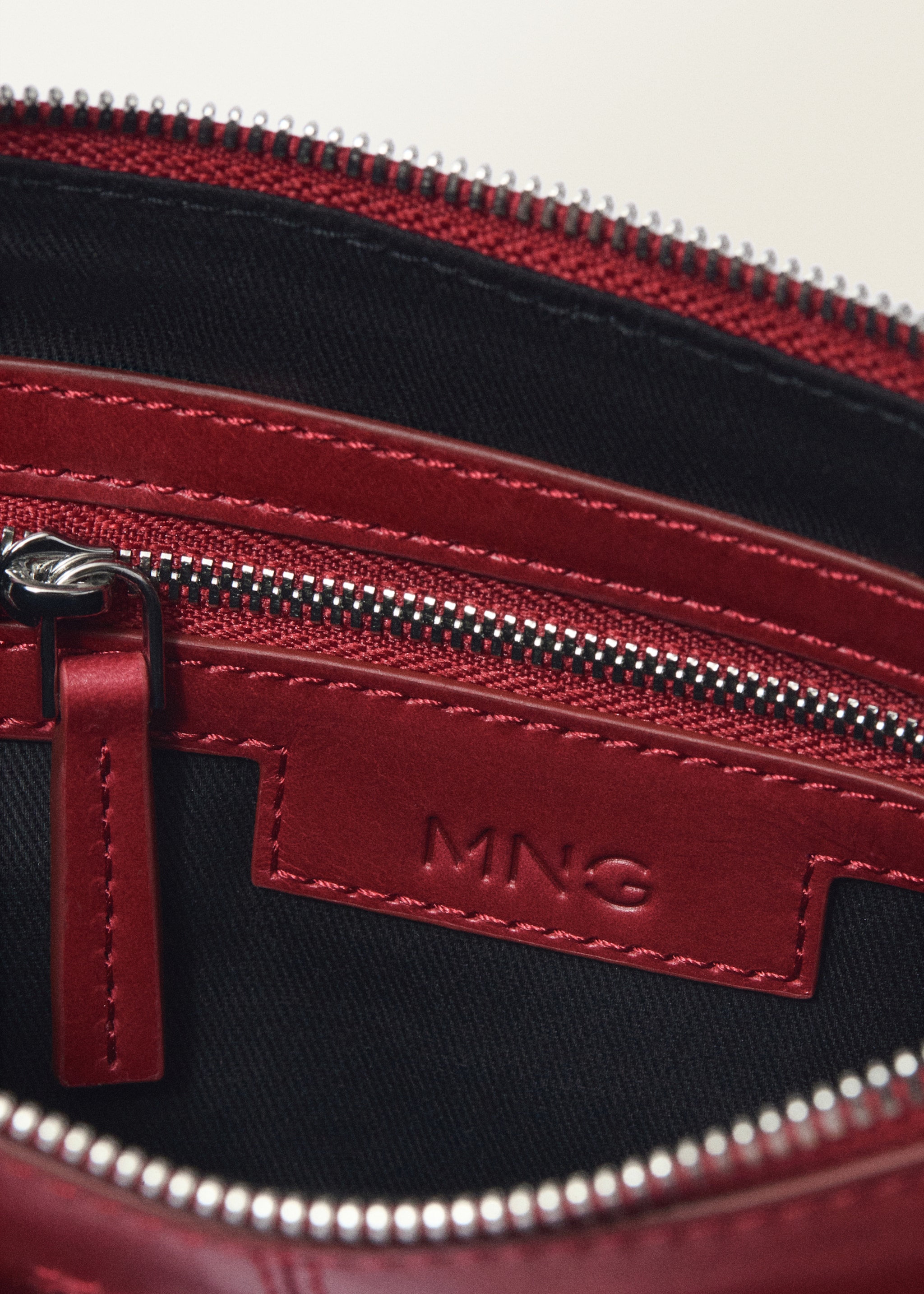 Leather shoulder bag with gathered pockets - Details of the article 3, Red. Ref: 87027715-00.