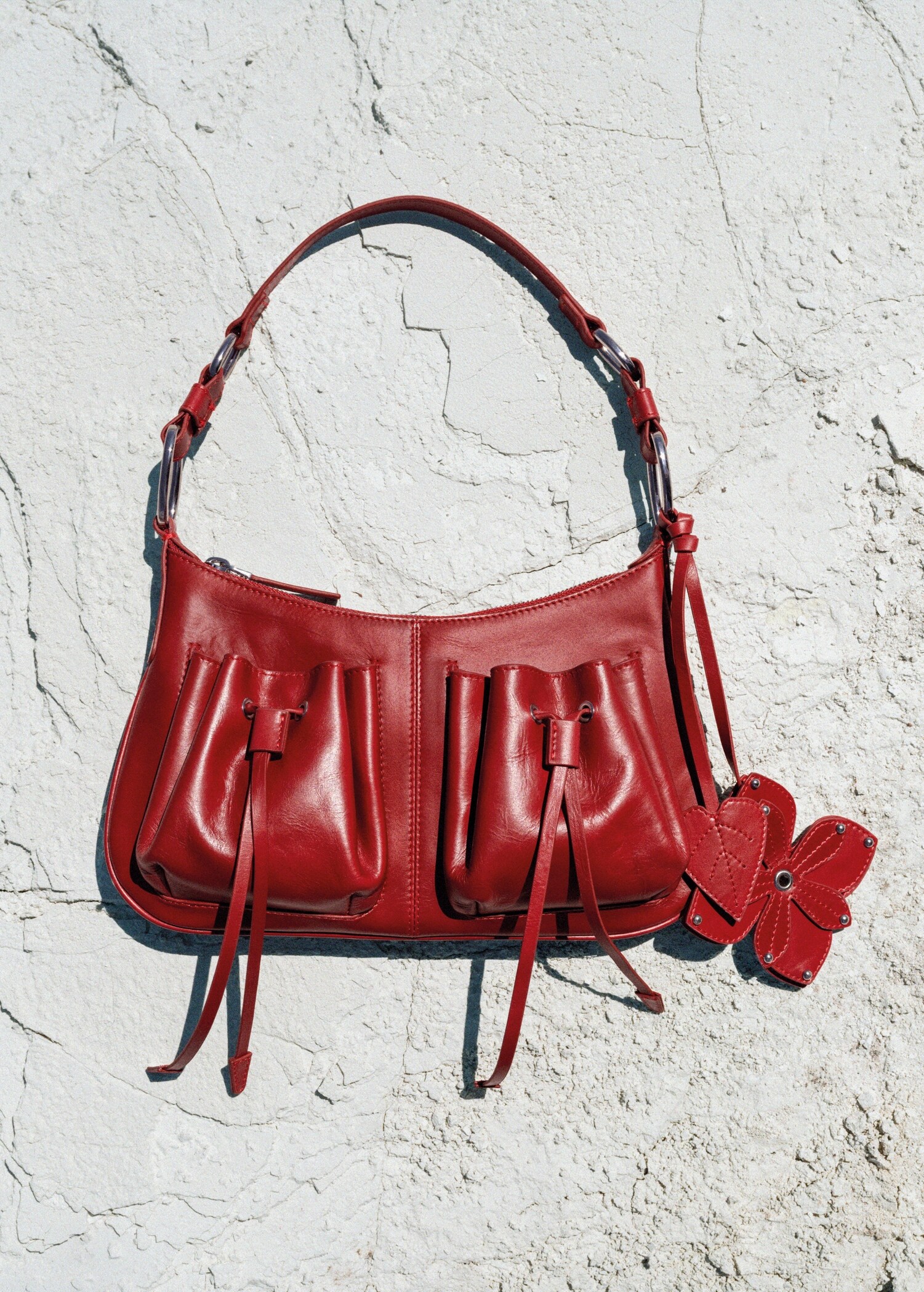 Leather shoulder bag with gathered pockets - Details of the article 9