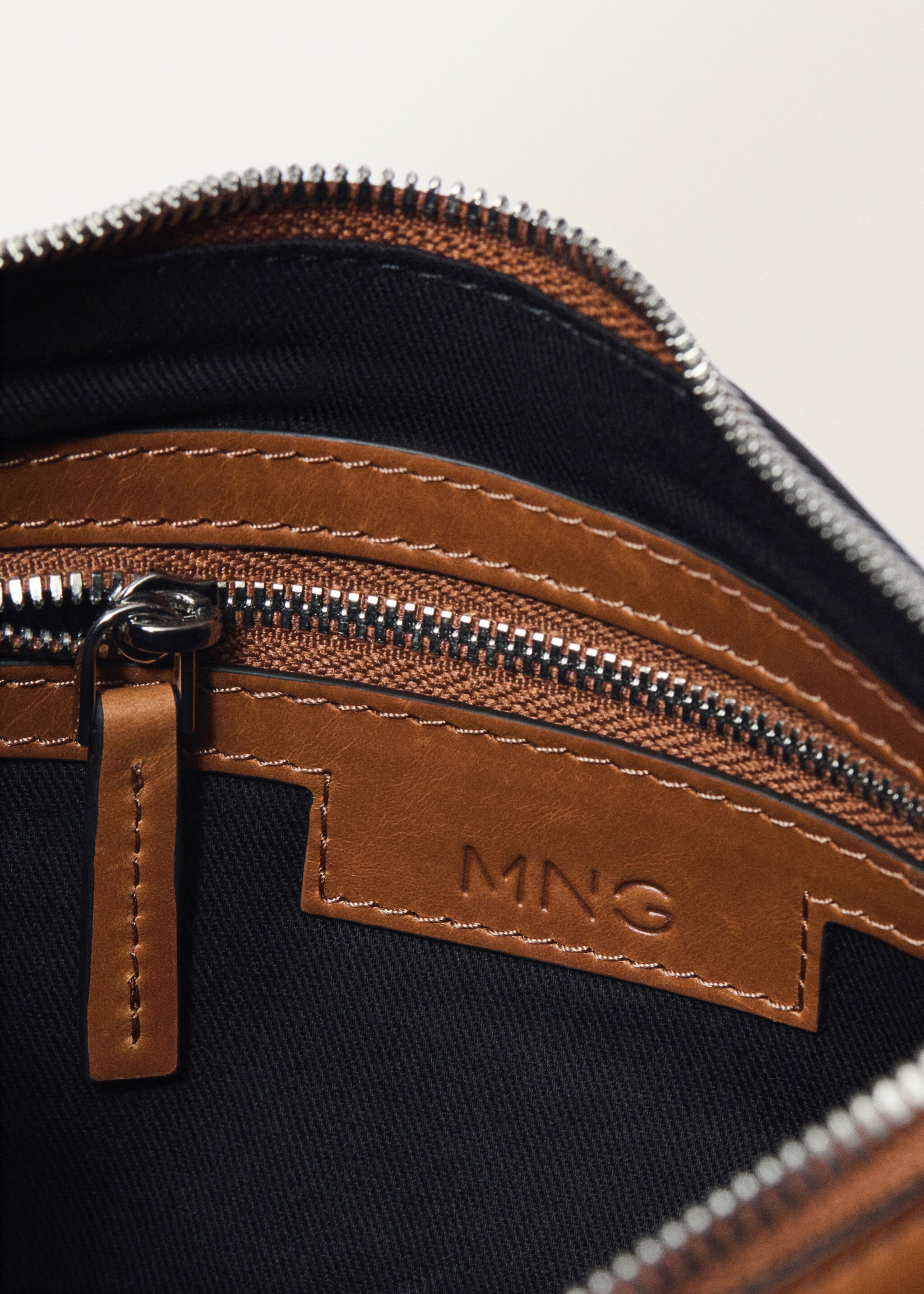 Leather shoulder bag with gathered pockets - Details of the article 3, Leather. Ref: 87027715-00.