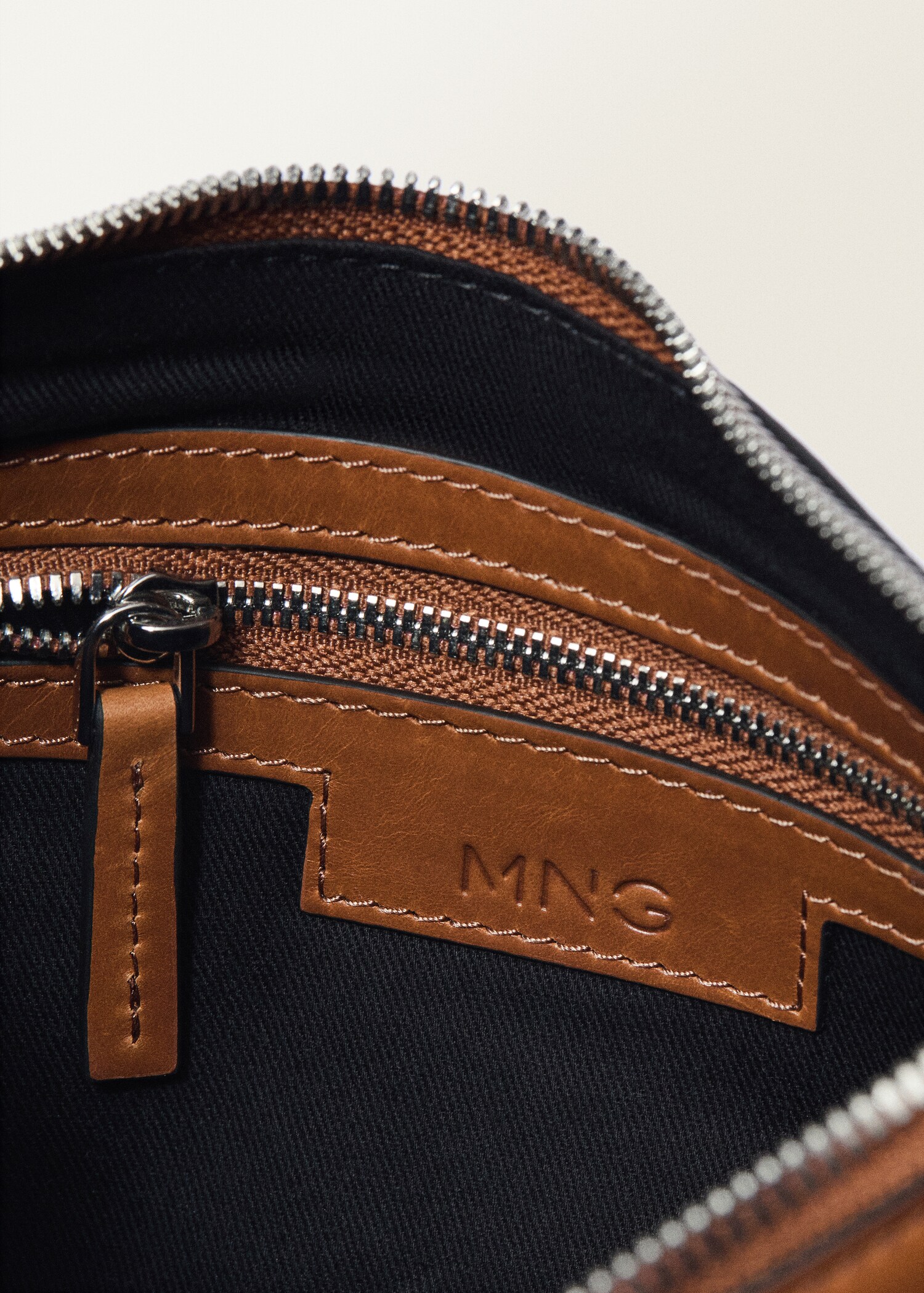 Leather shoulder bag with gathered pockets - Details of the article 3
