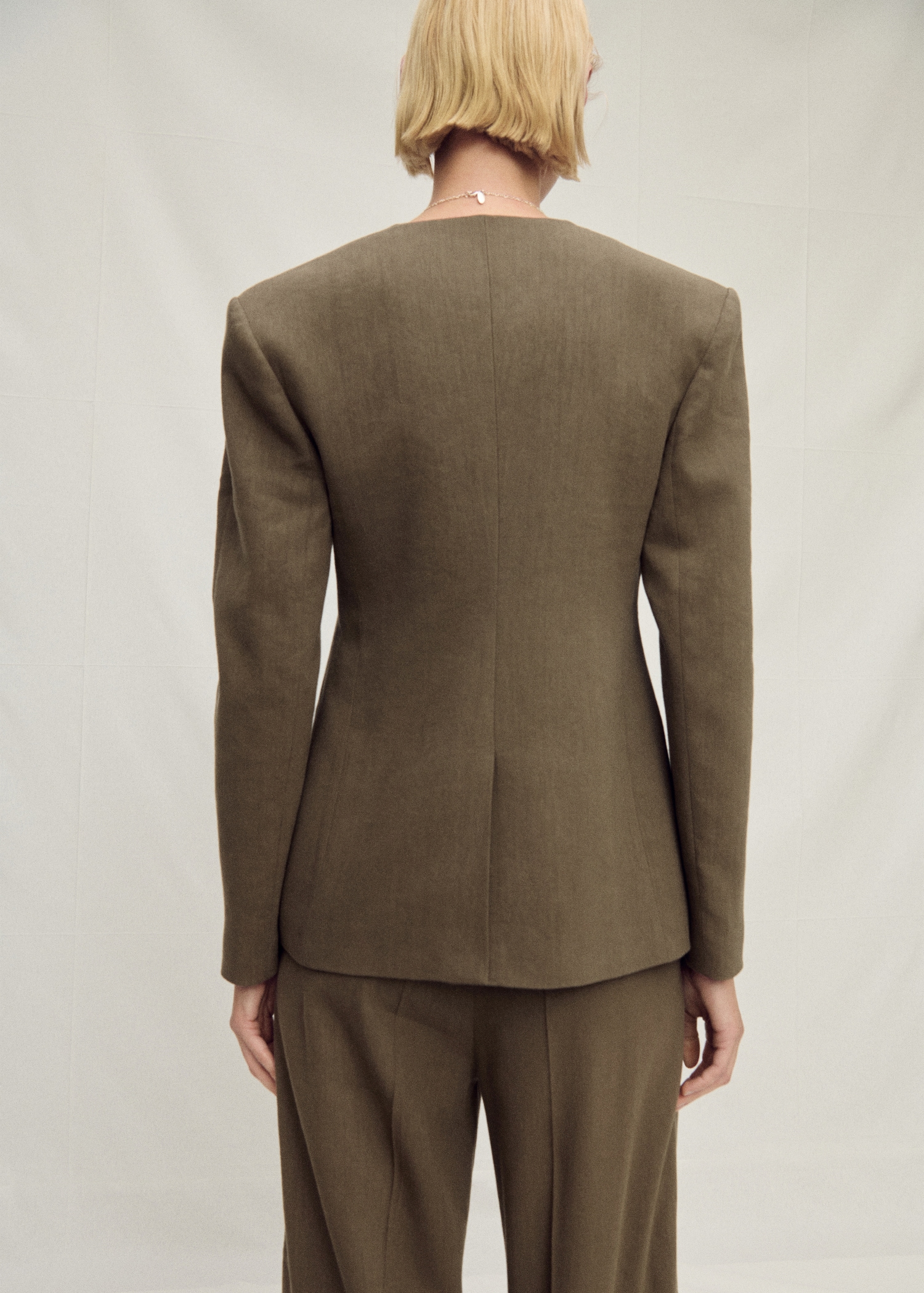Nathloser Anzugblazer aus Leinen - Rückseite des Artikels