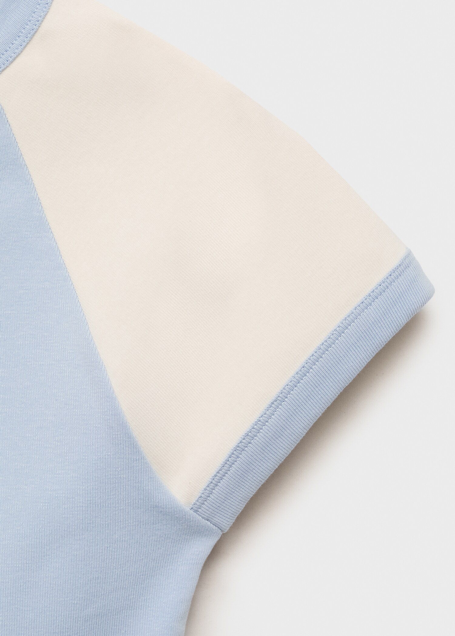 Cotton t-shirt with contrasting sleeves - Details of the article 0