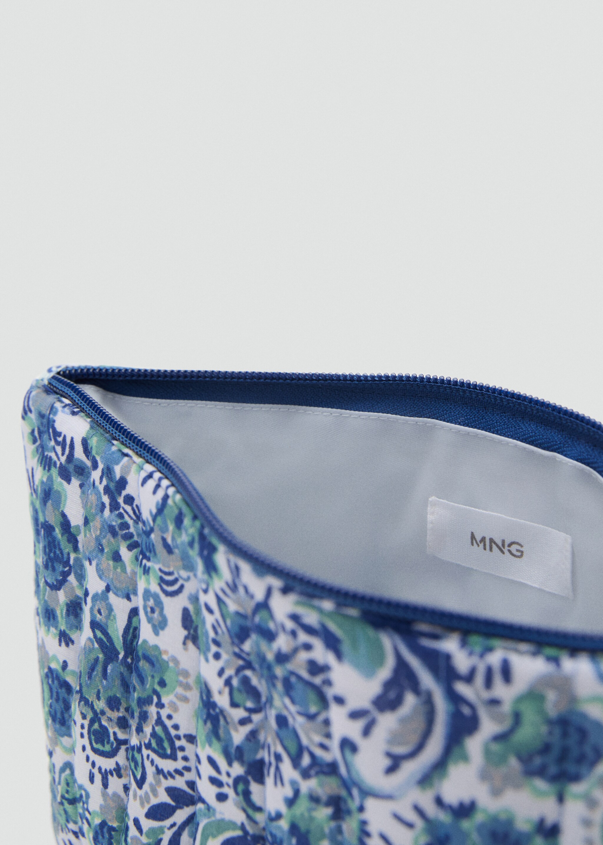 Quilted printed toiletry bag - Details of the article 2, Blue. Ref: 87028264-00.