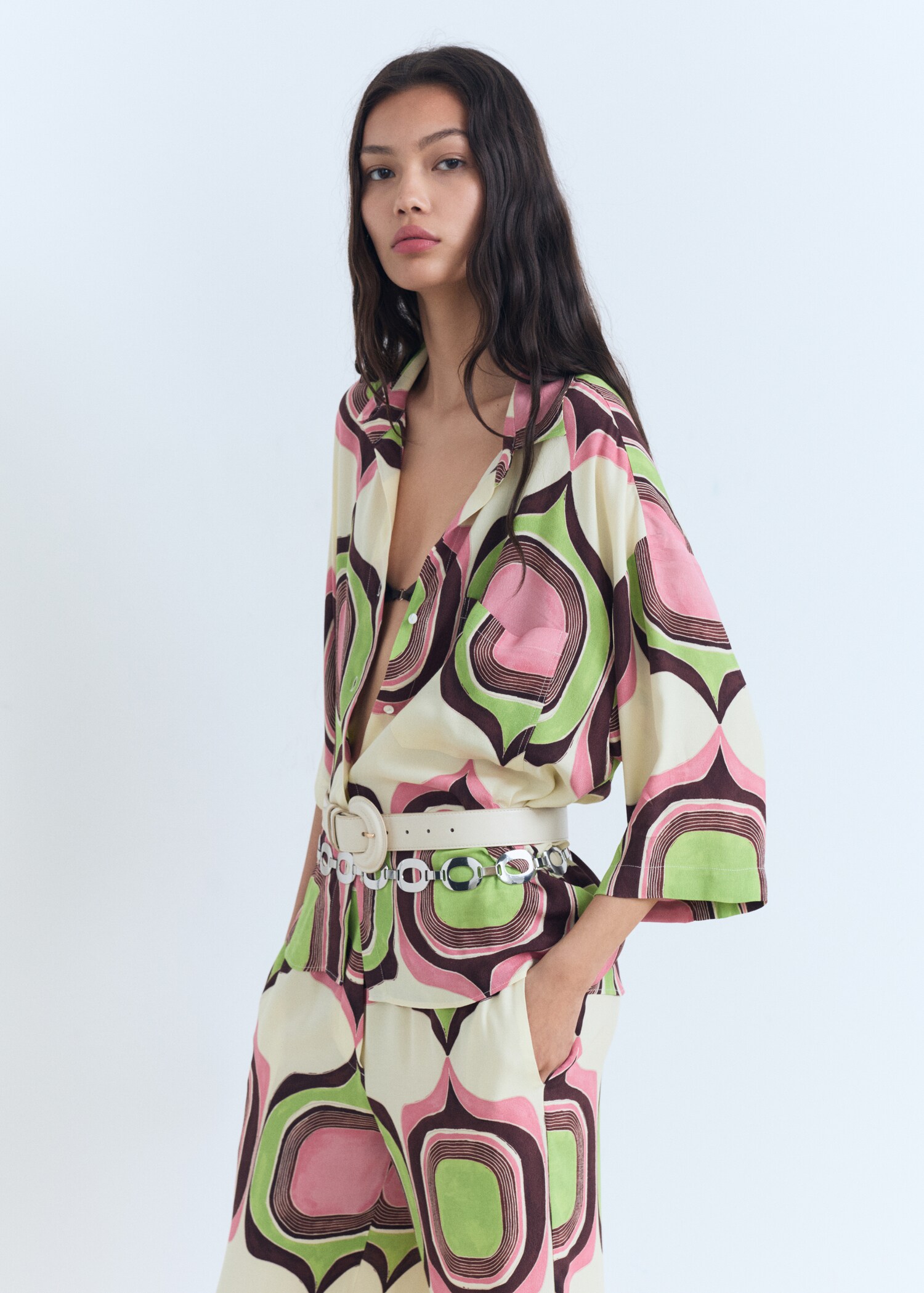 Bluse mit geometrischem Muster - Mittlere Ansicht