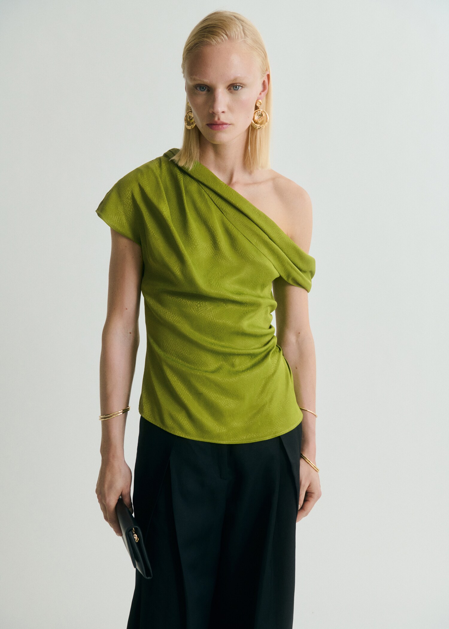Satin blouse with asymmetrical neck - Medium plane