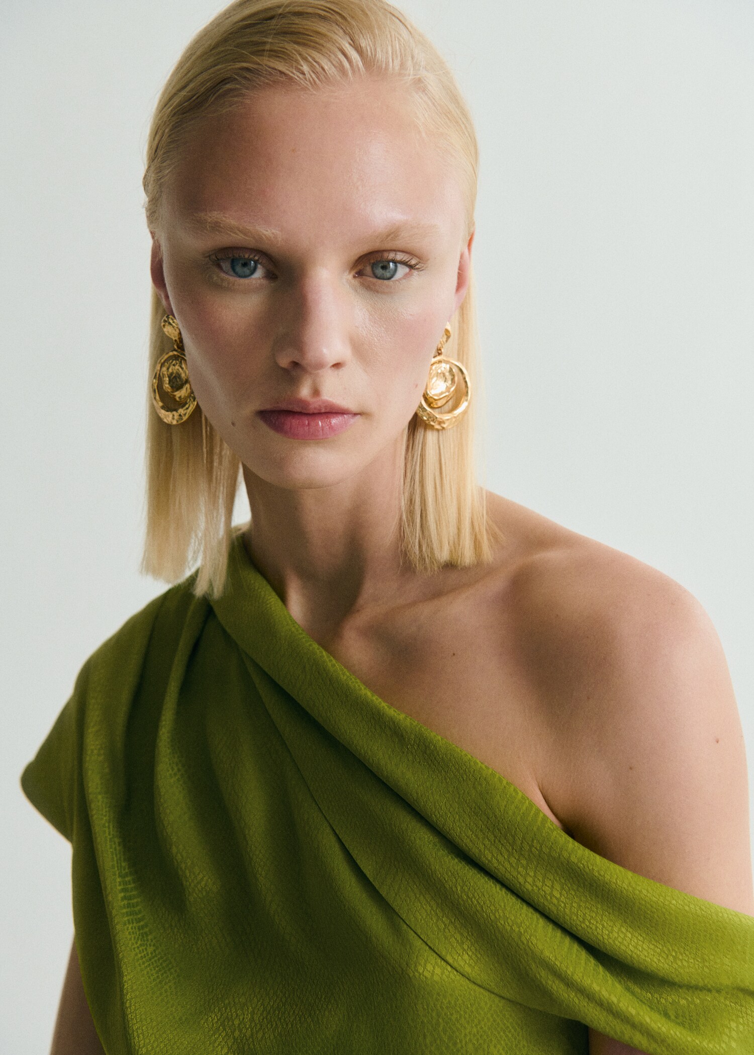 Satin blouse with asymmetrical neck - Details of the article 1