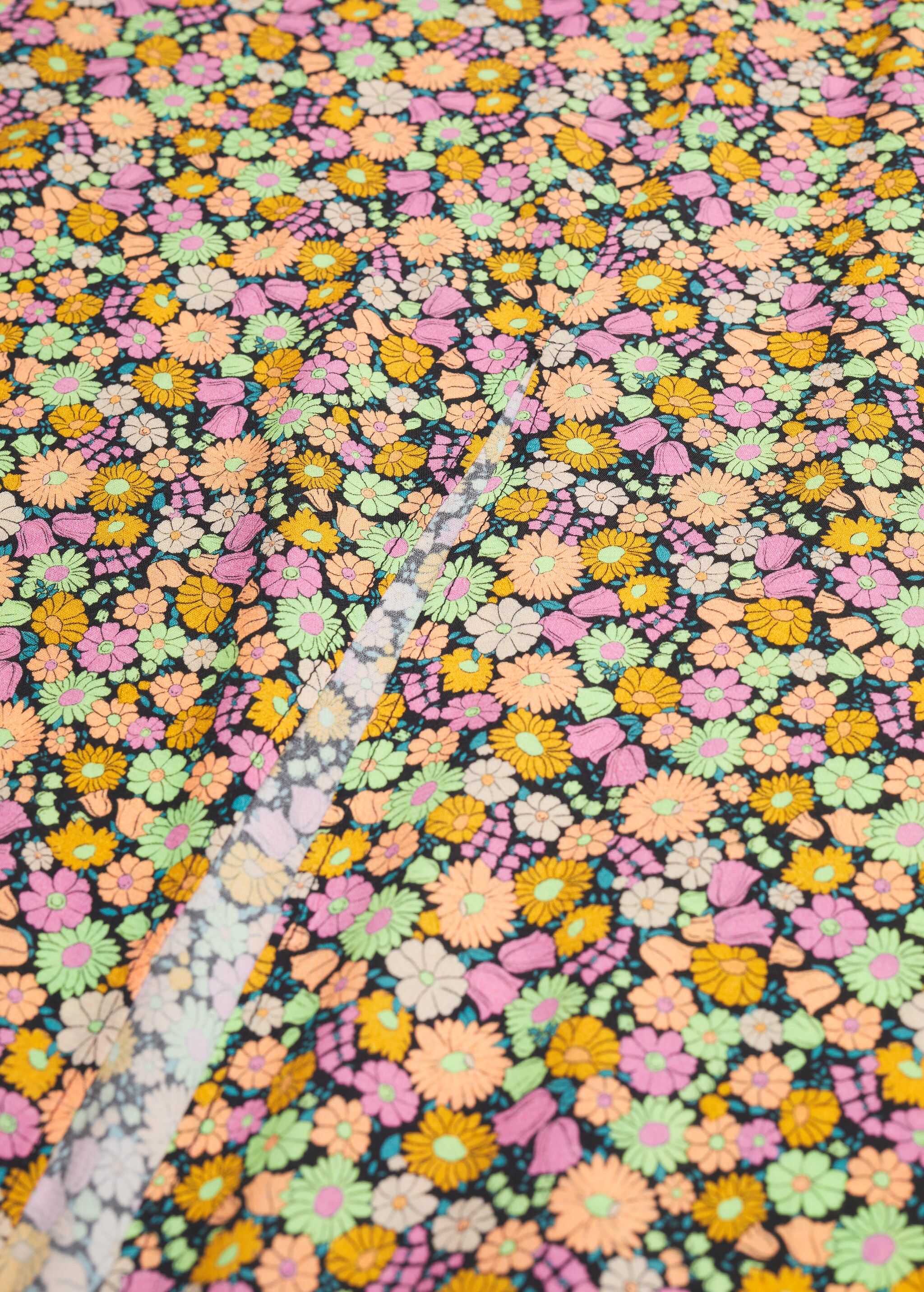 Saia às flores com abertura - Pormenor do artigo 8