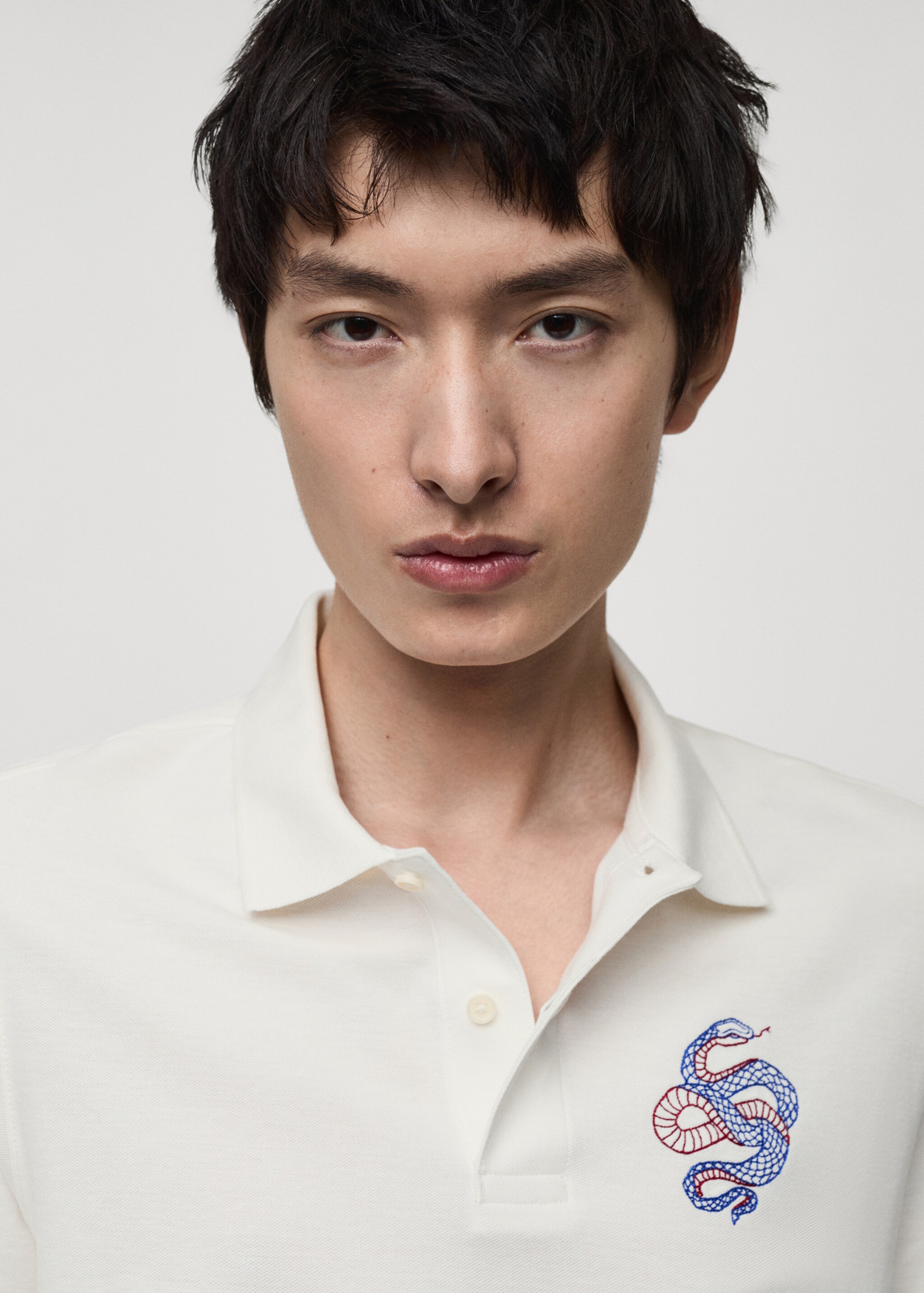 100% cotton polo shirt with embroidered graphic on the chest - Details of the article 1, White. Ref: 87030251-00.