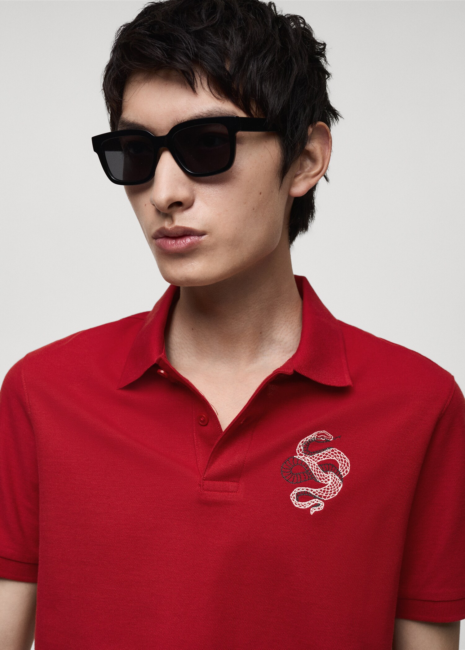 100% cotton polo shirt with embroidered graphic on the chest - Details of the article 1