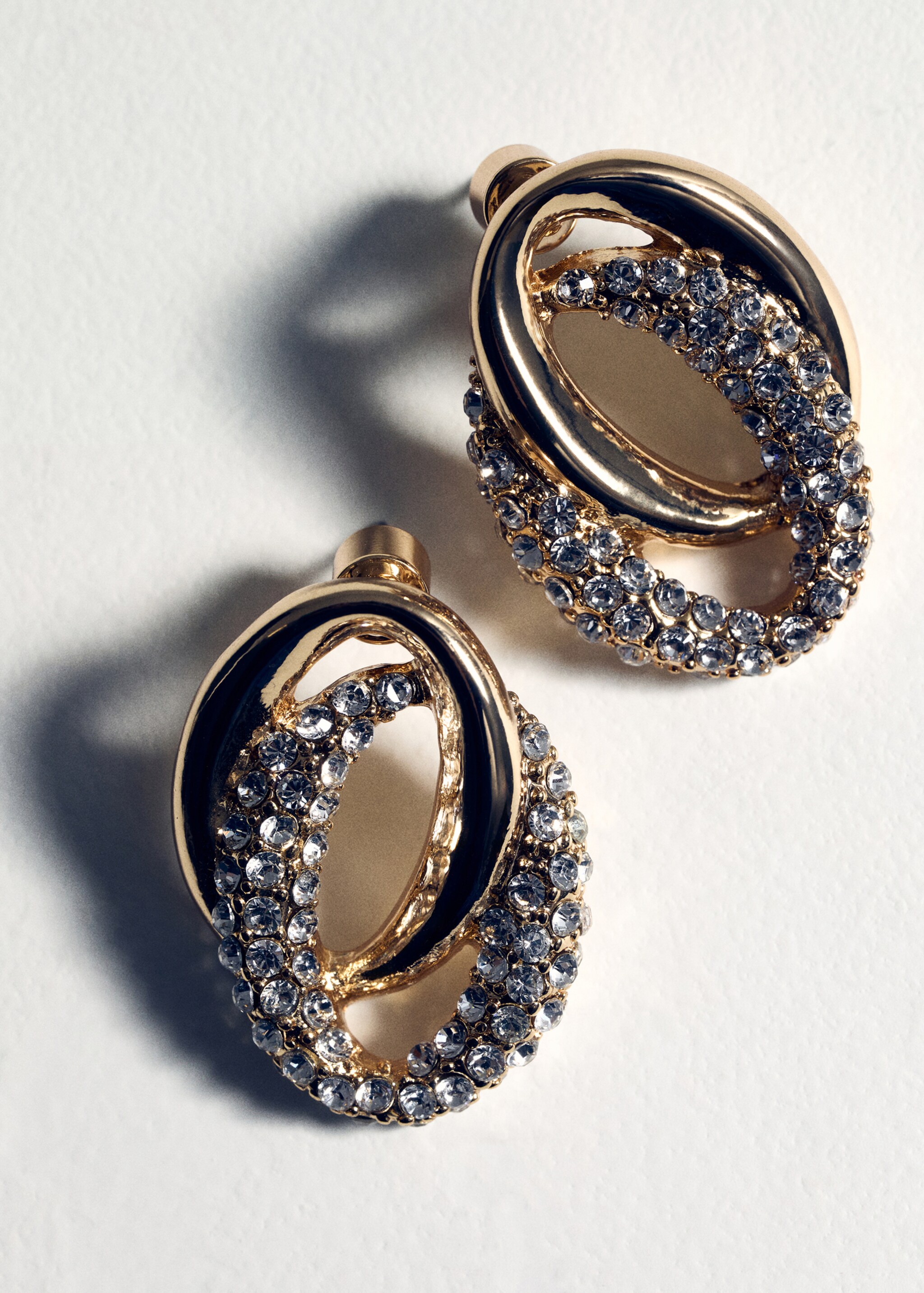 Linked hoop earrings with crystals - Details of the article 5, Gold. Ref: 87030369-00.