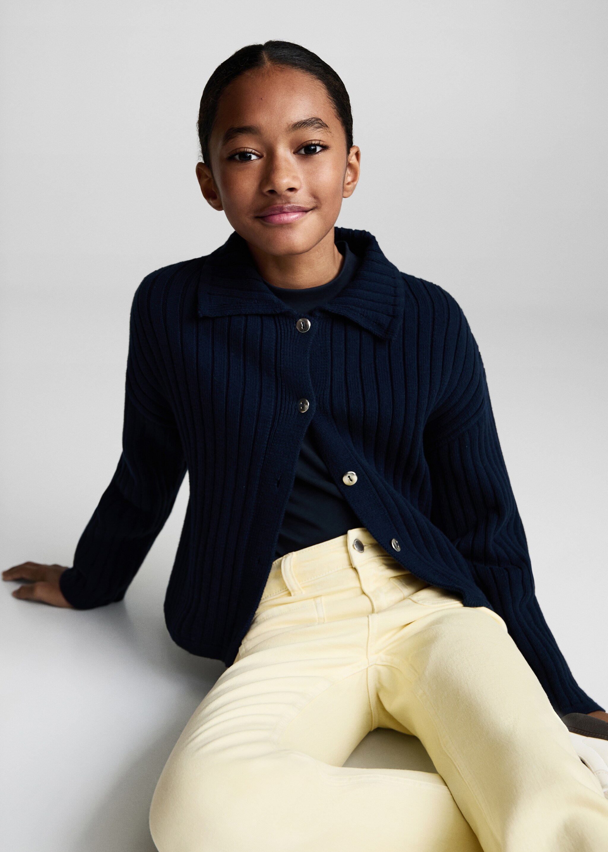 Flared jeans met zakken - Detail van het artikel 2, Pastelgeel. Ref: 87030424-00.