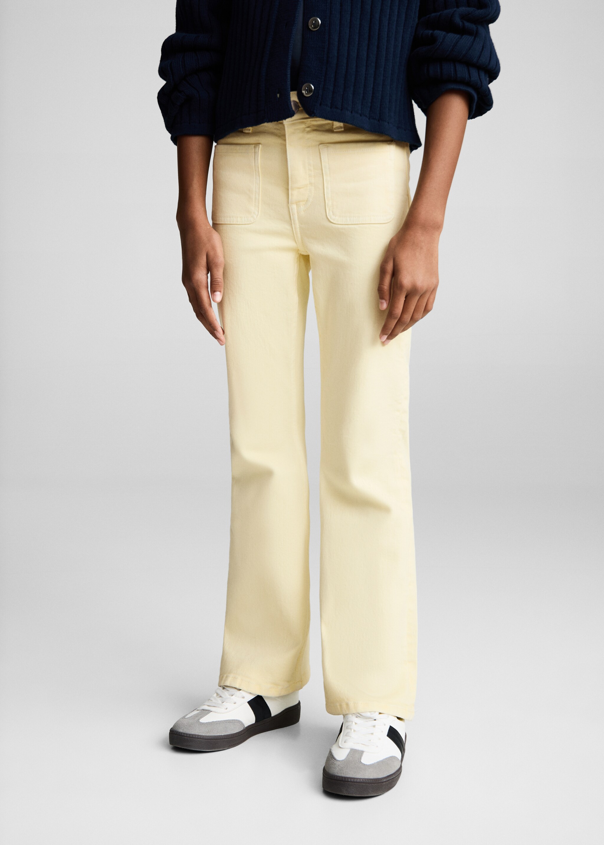 Flared jeans met zakken - Detail van het artikel 6, Pastelgeel. Ref: 87030424-00.