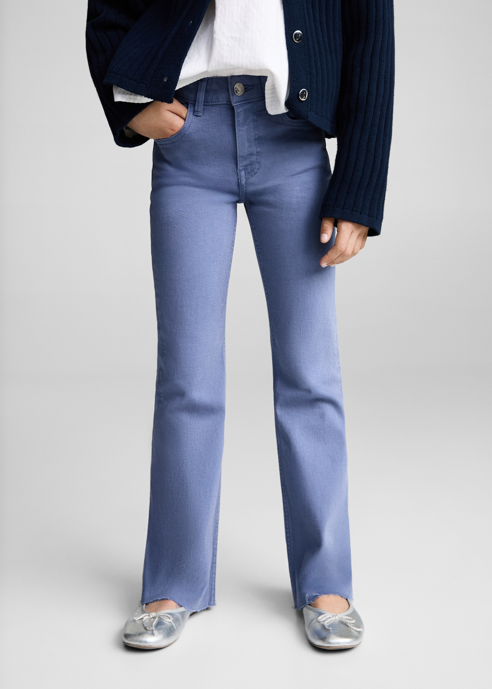 Utsvängda jeans med fransad fåll - Bild av mittparti, Bläckblå. Ref: 87030425-00.