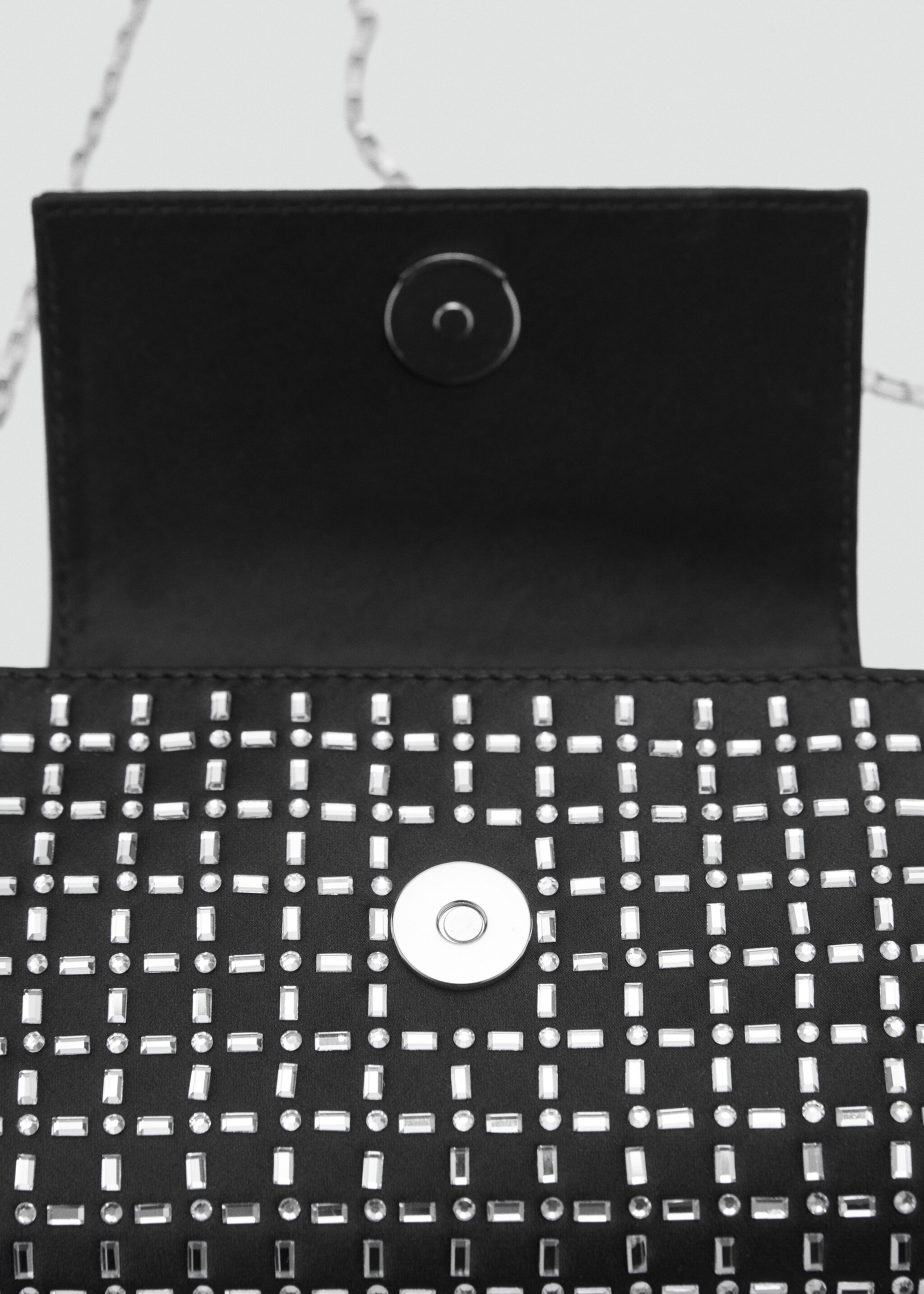 Schultertasche mit Kristallsteinen - Detail des Artikels 2, Schwarz. Ref: 87030429-00.