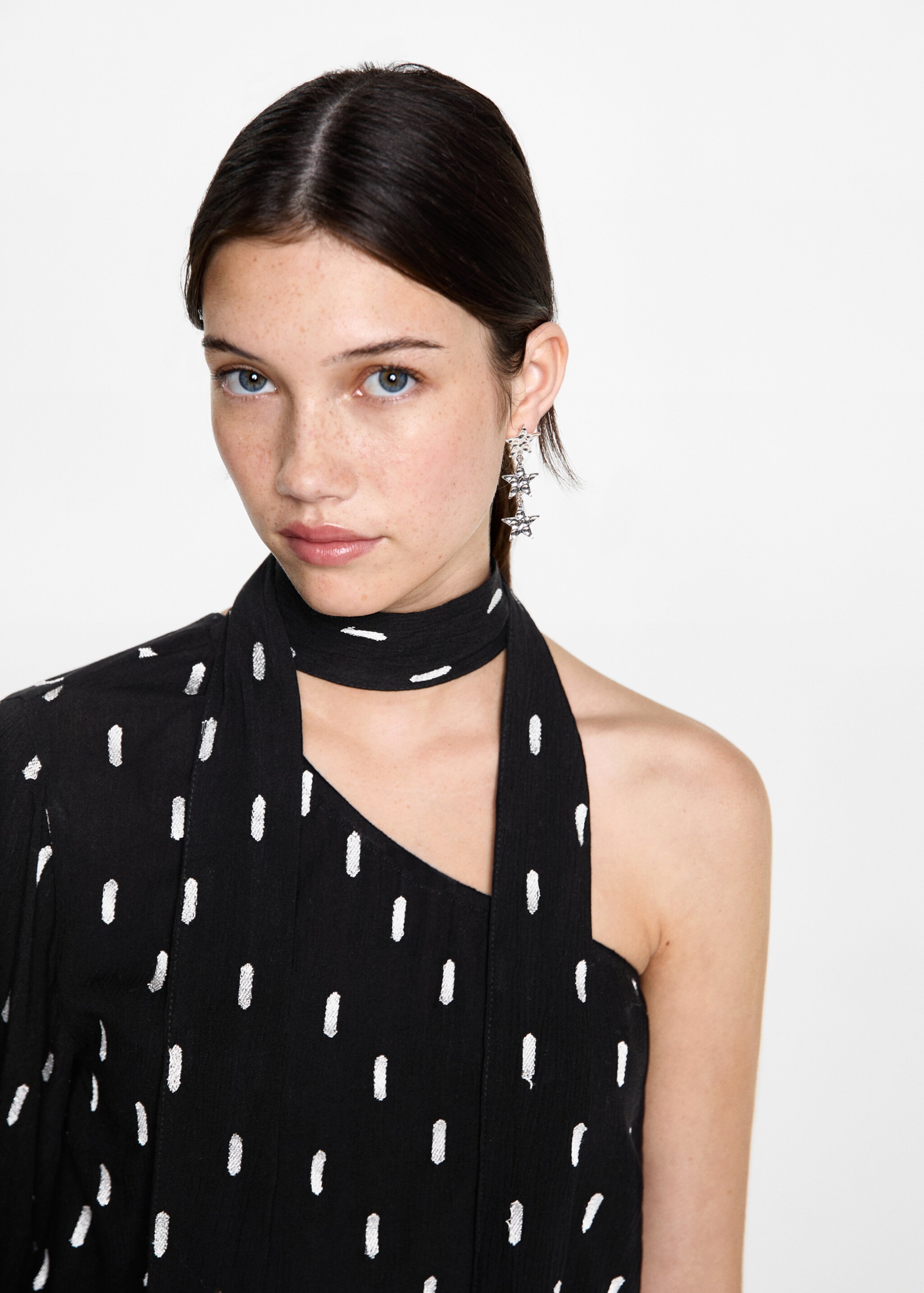 Brusa asimètrica estampada - Detall de l'article 1, Negre. Ref: 87030430-00.