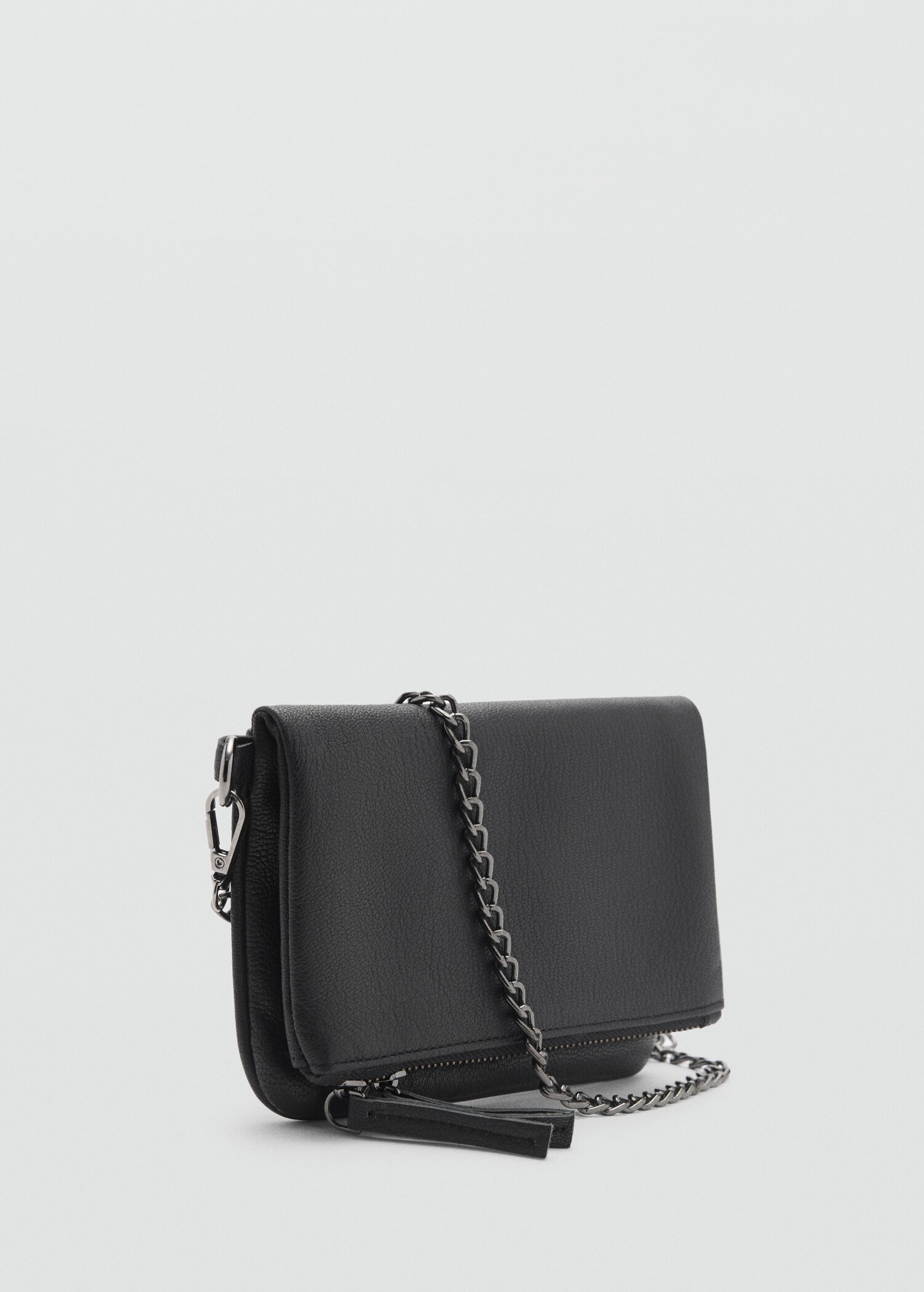 Bolso sobre cadena - Plano medio