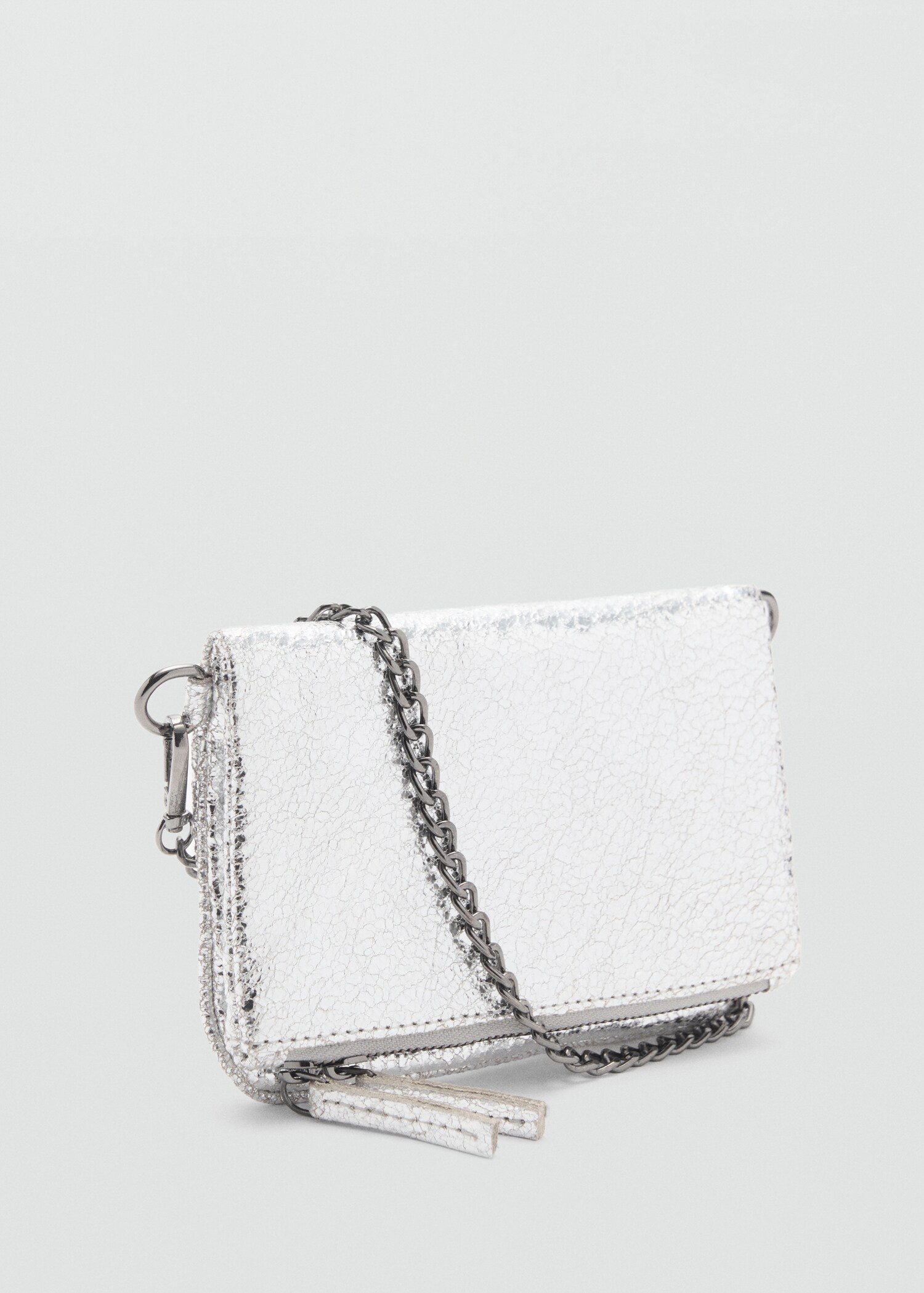 Bolso sobre cadena - Plano medio