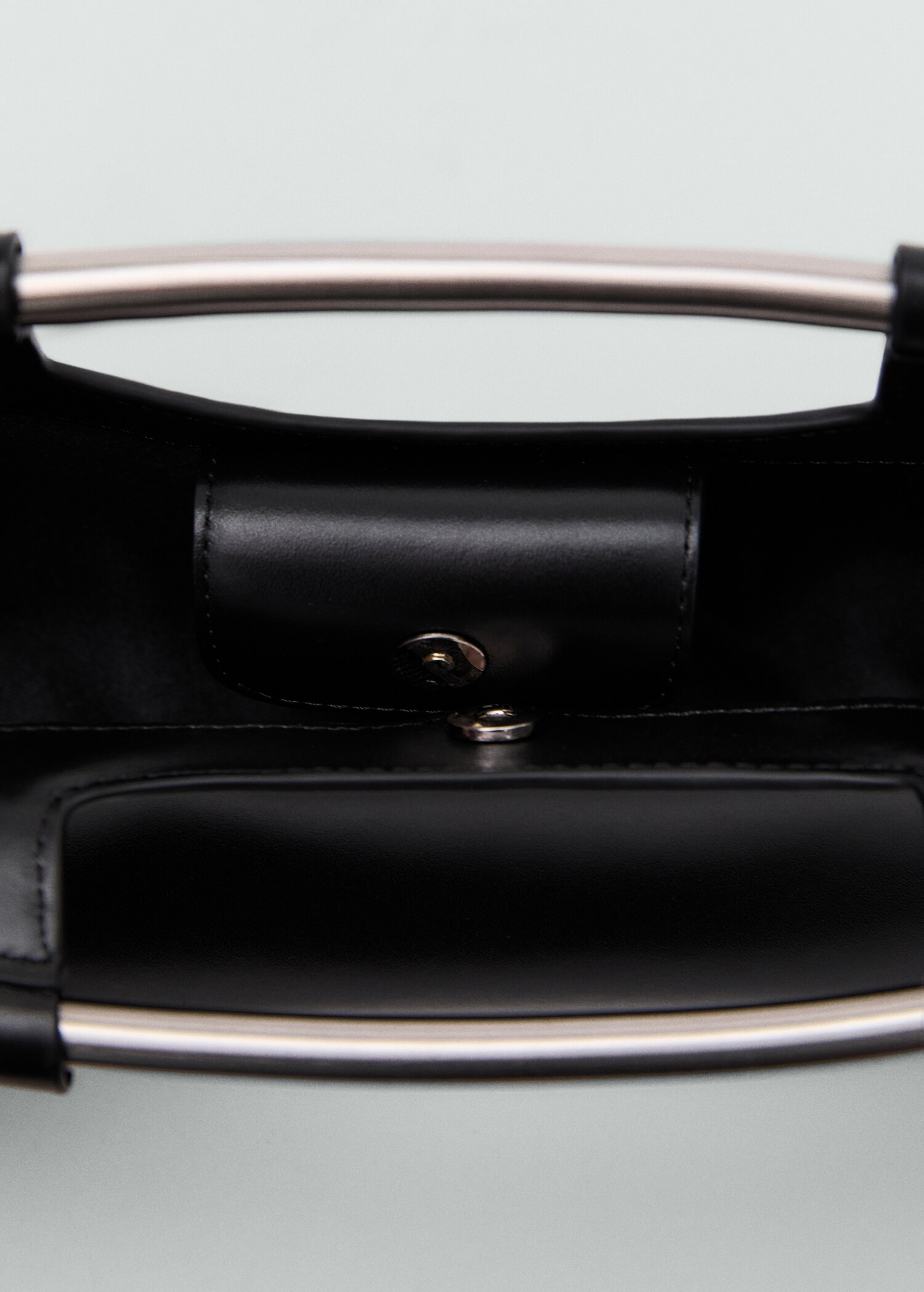 Leather bag with metal handle - Details of the article 3
