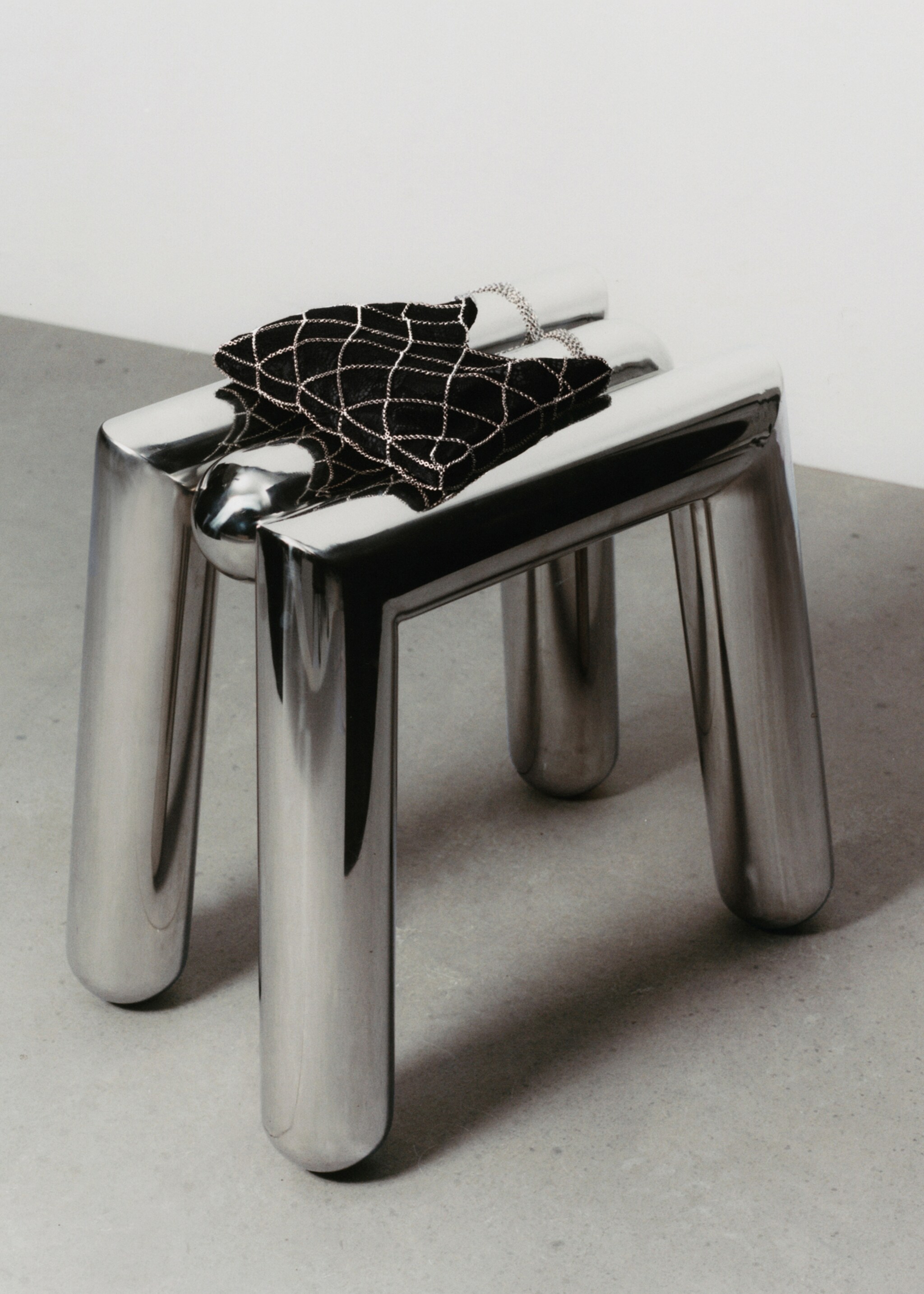 Guipure mesh chain bag - Details of the article 6, Black. Ref: 87030450-00.