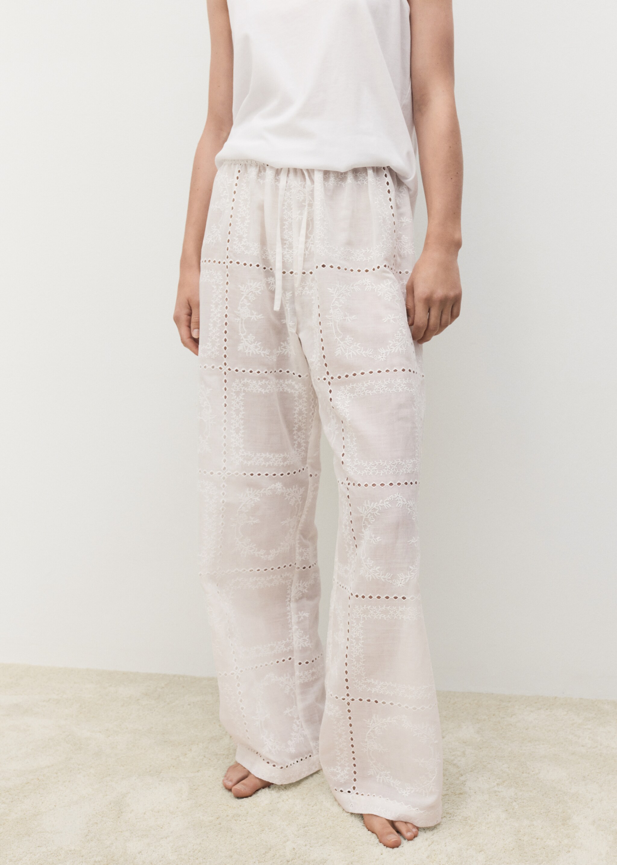 Pantalon 100 % ramie brodé - Plan moyen, Blanc. Ref: 87030459-00.