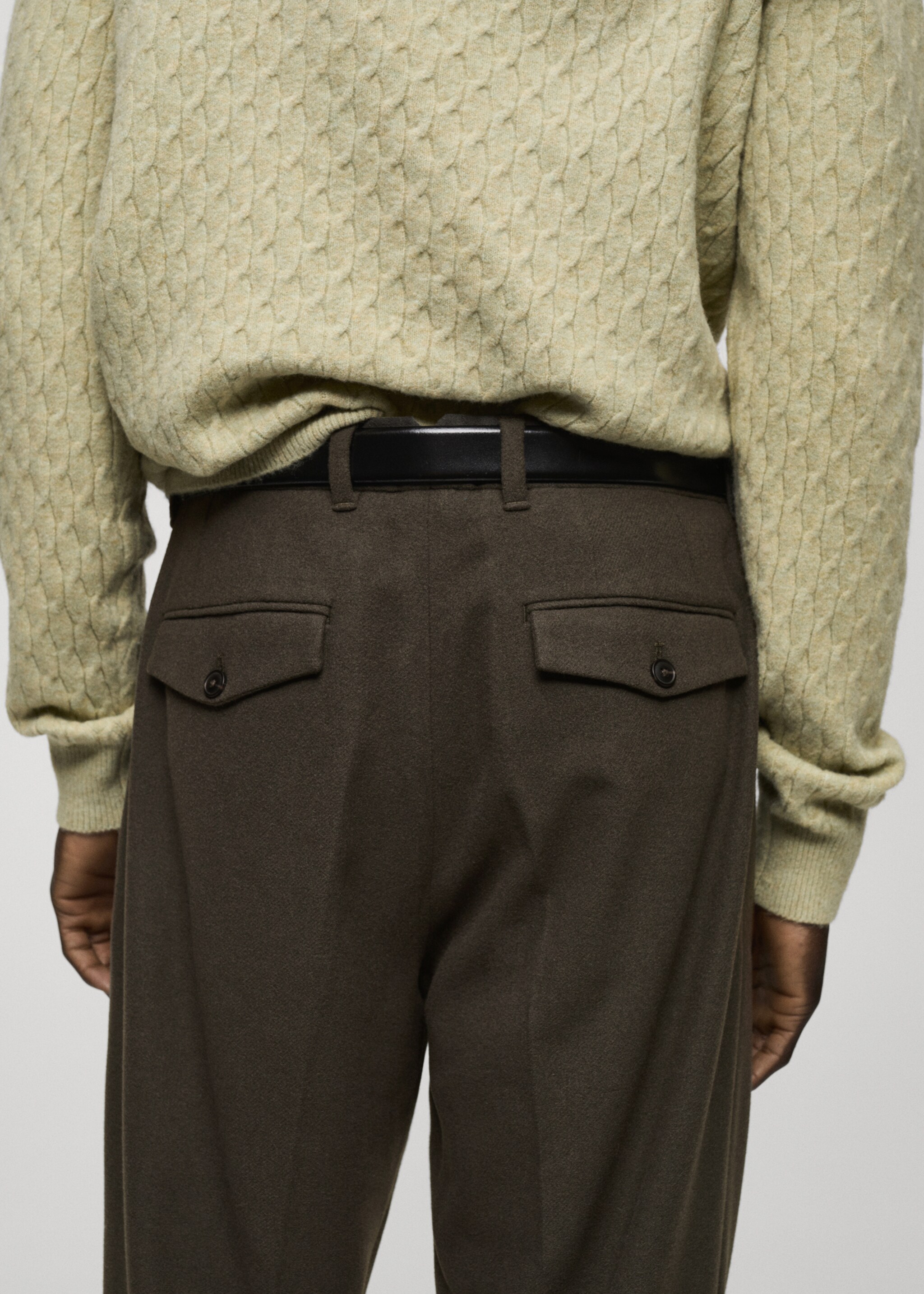 Bundfaltenhose aus Wollflanell - Detail des Artikels 6, Khaki. Ref: 87030577-00.