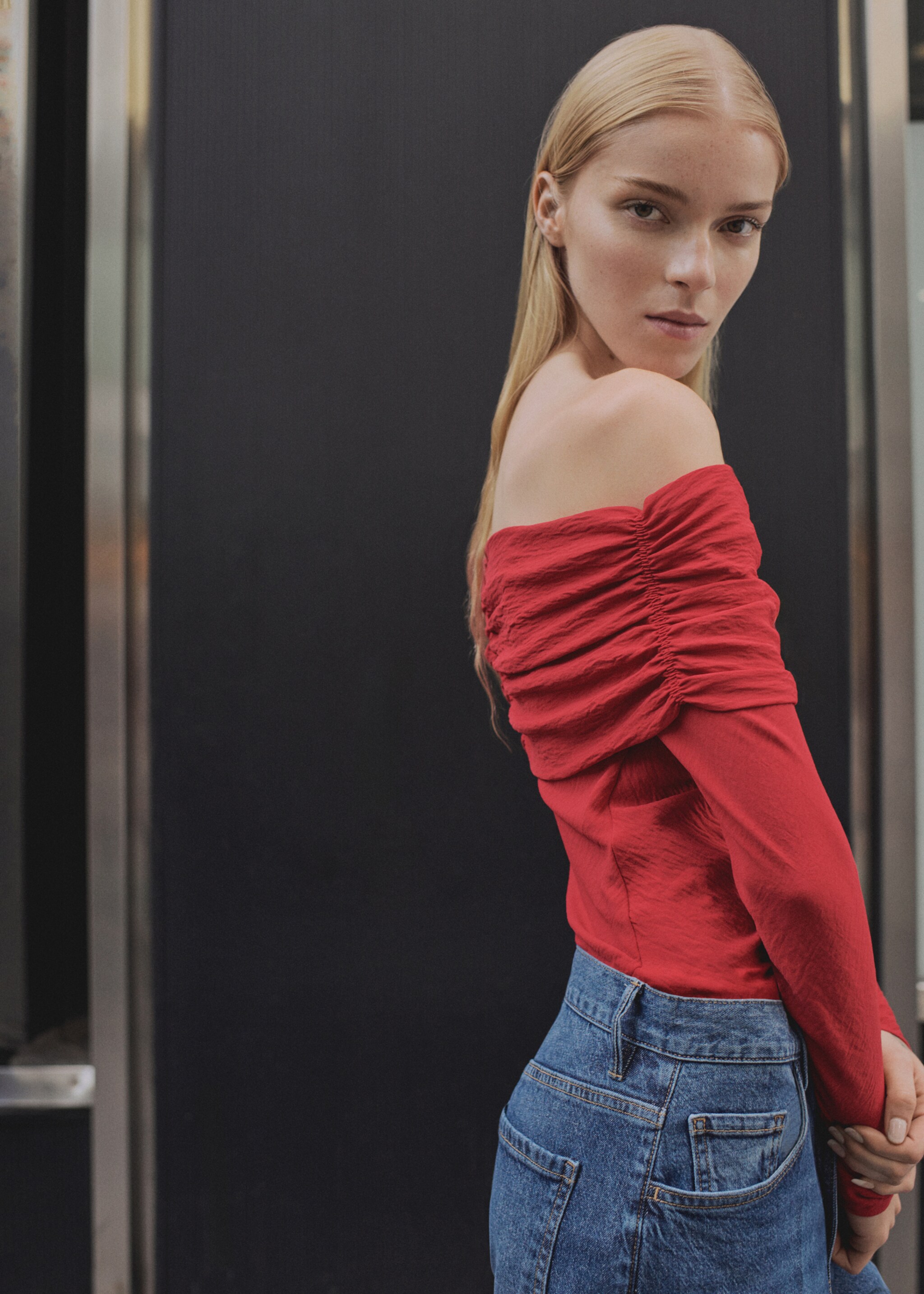 Off shoulders blouse - Reverse of the article, Red. Ref: 87030597-00.