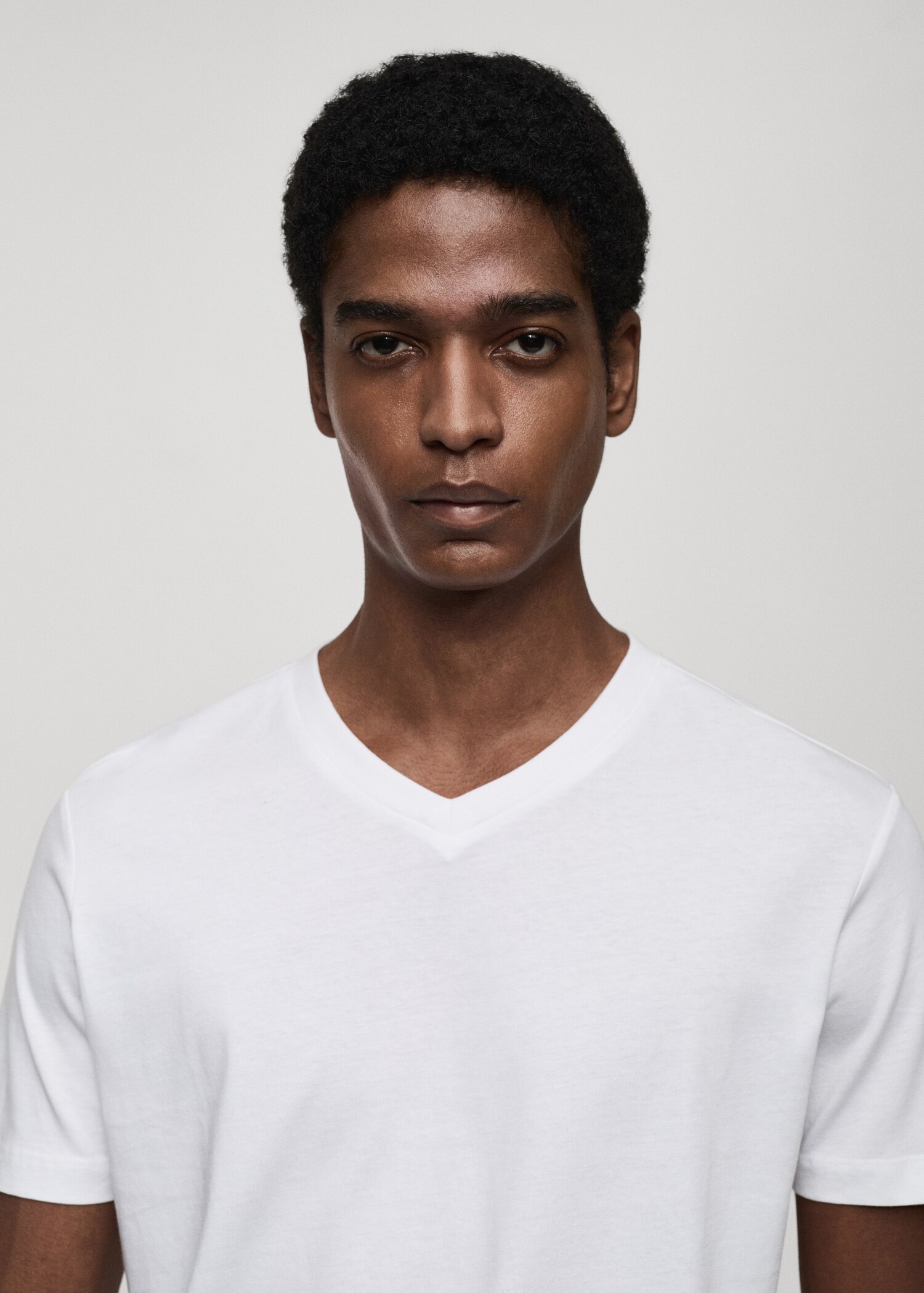 100% cotton slim-fit V-neck t-shirt - Details of the article 1