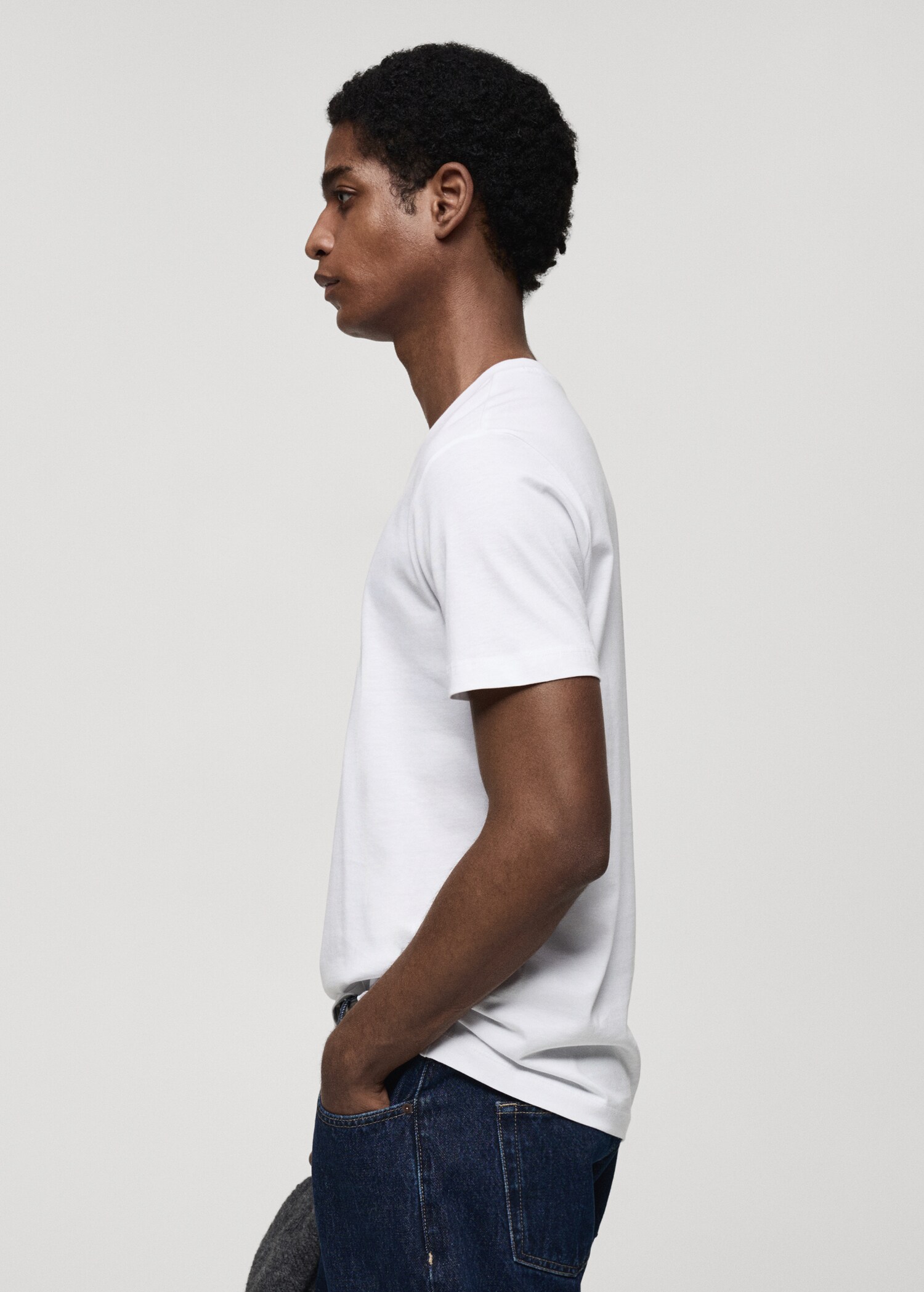 100% cotton slim-fit V-neck t-shirt - Details of the article 2