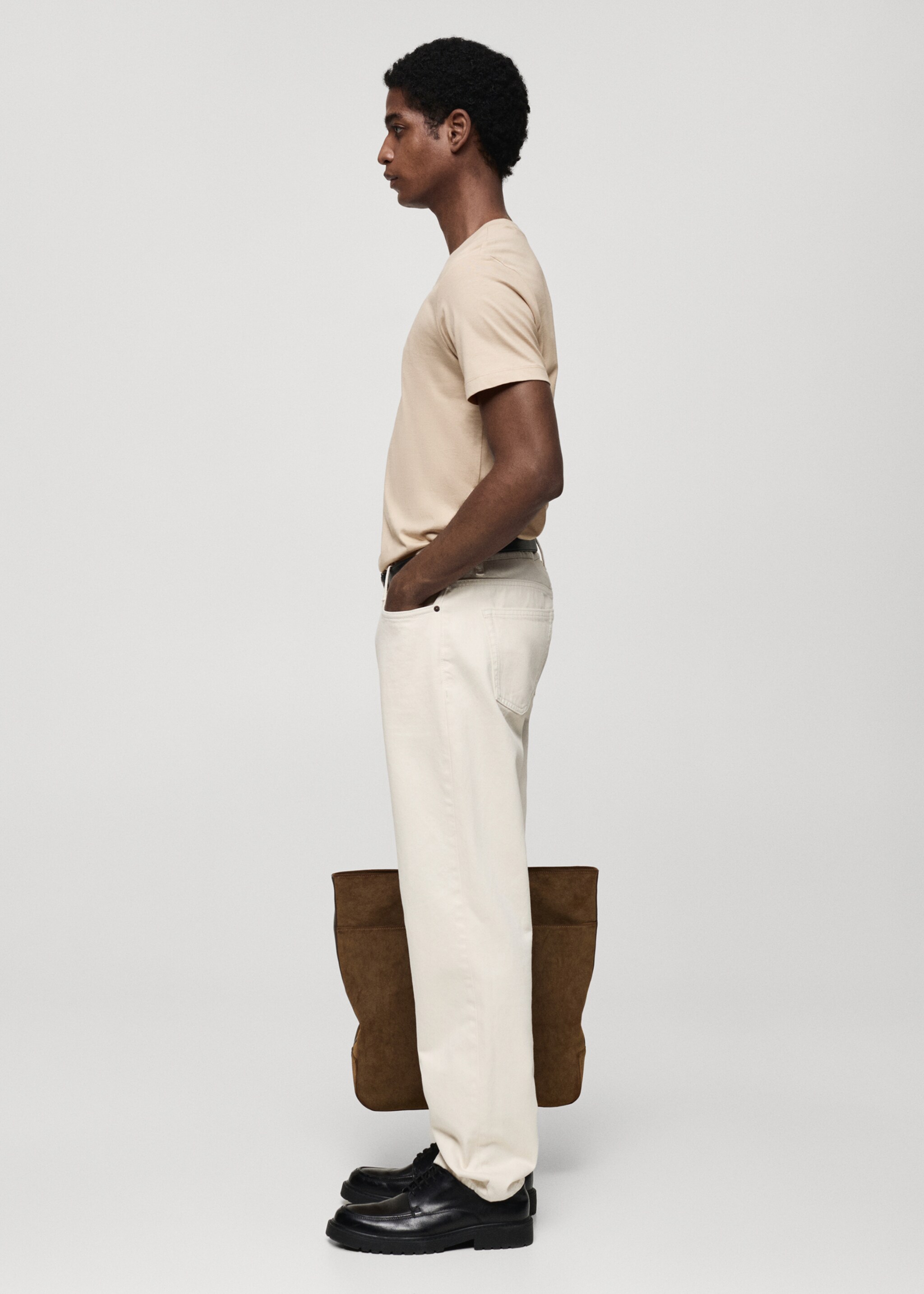 Camiseta cuello pico slim fit 100% algodón - Detalle del artículo 2, Arena. Ref: 87030599-00.