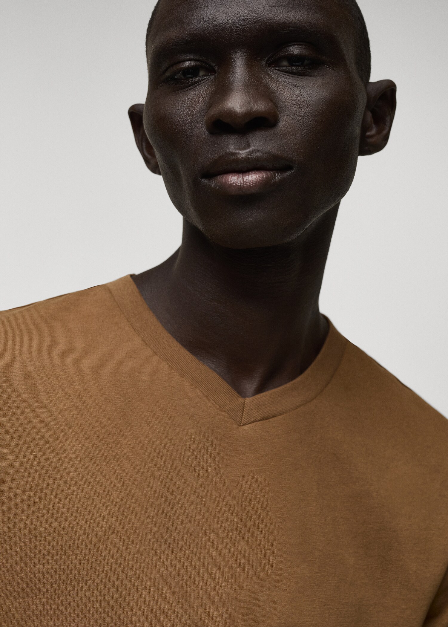 100% cotton slim-fit V-neck t-shirt - Details of the article 1