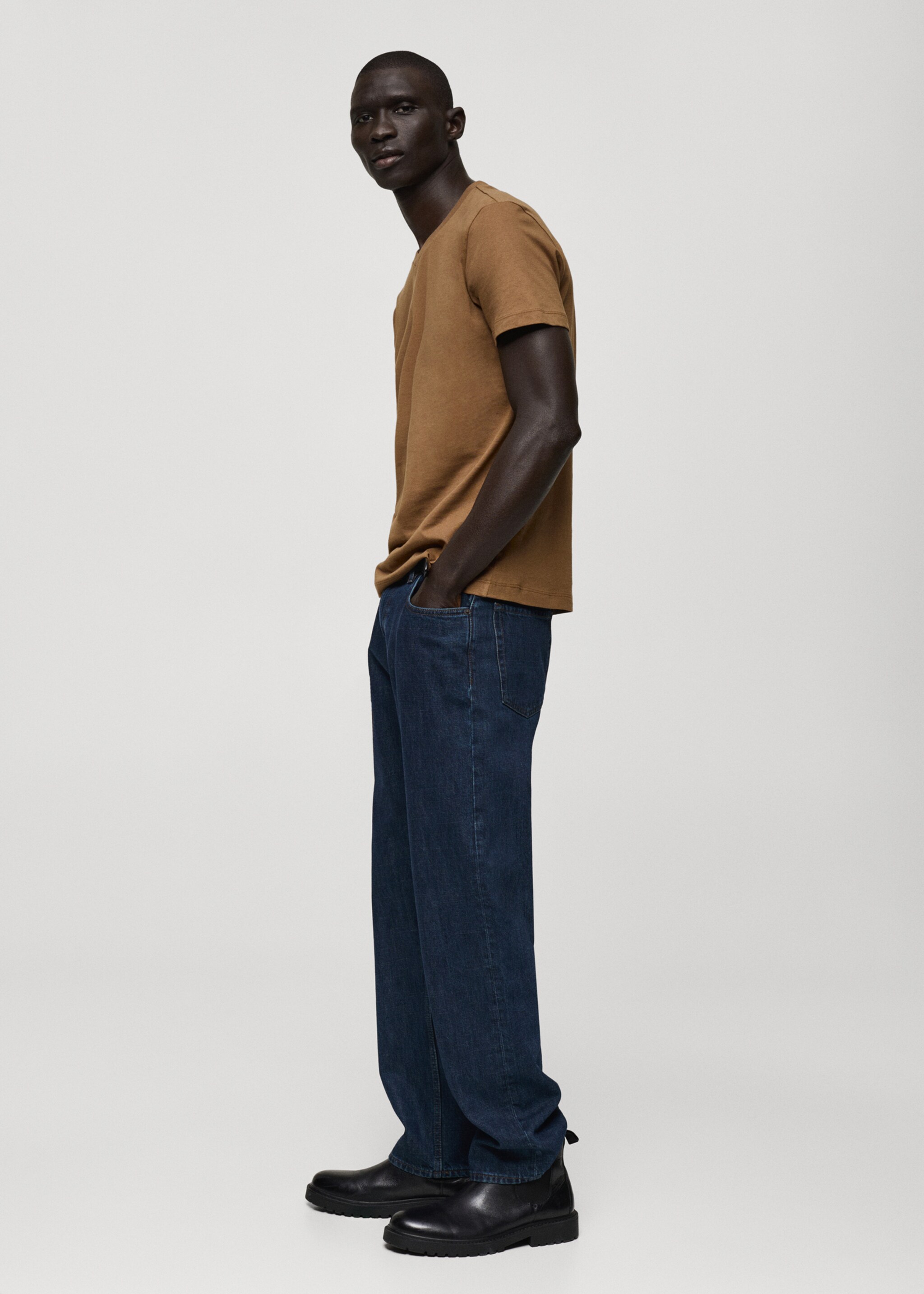 T-shirt scollo a V slim fit 100% cotone - Dettaglio dell'articolo 2, Marrone tabacco. Ref: 87030599-00.