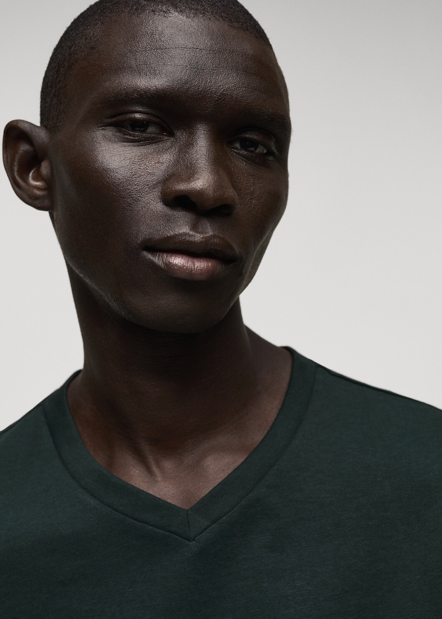 100% cotton slim-fit V-neck t-shirt - Details of the article 1