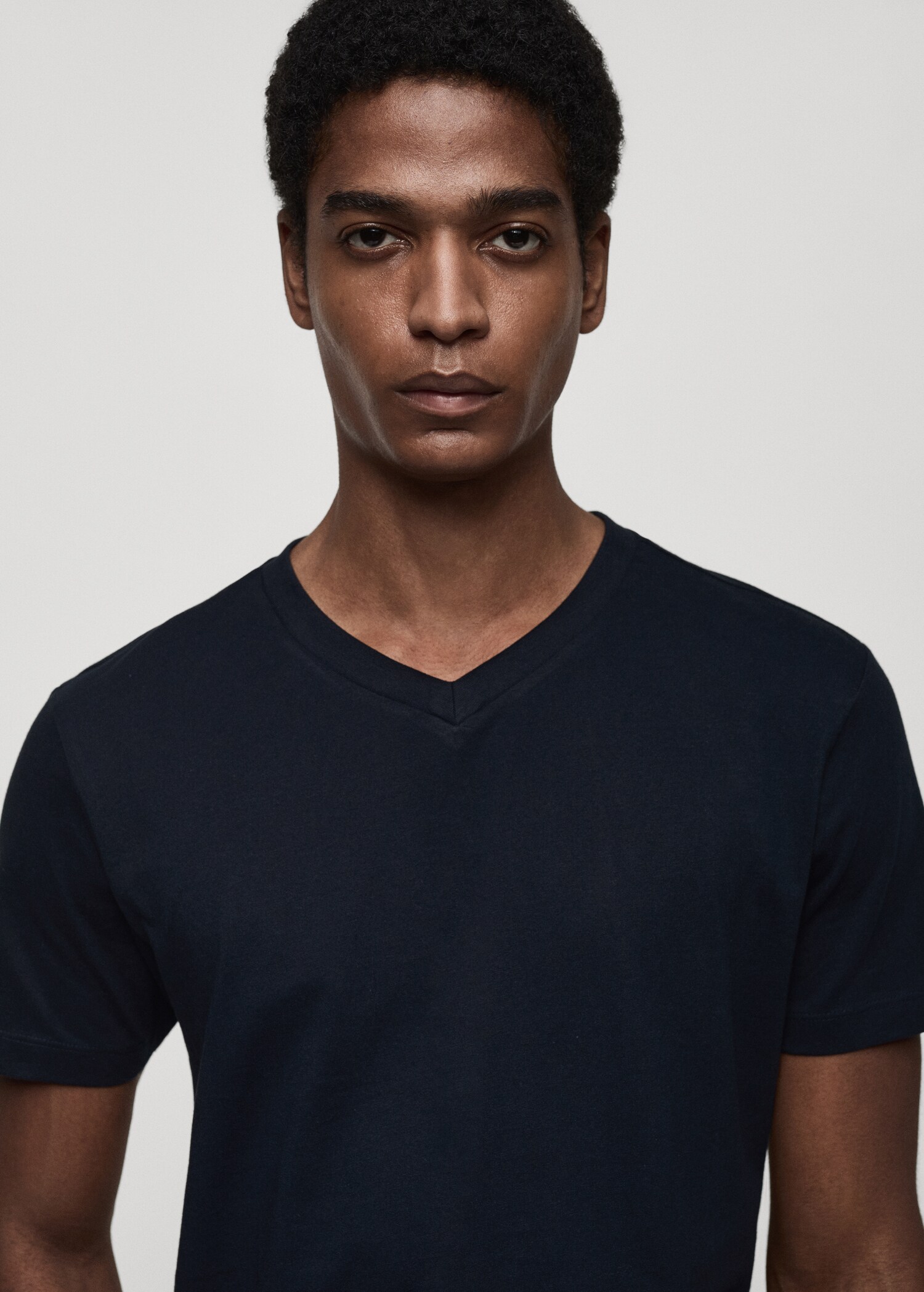 100% cotton slim-fit V-neck t-shirt - Details of the article 1