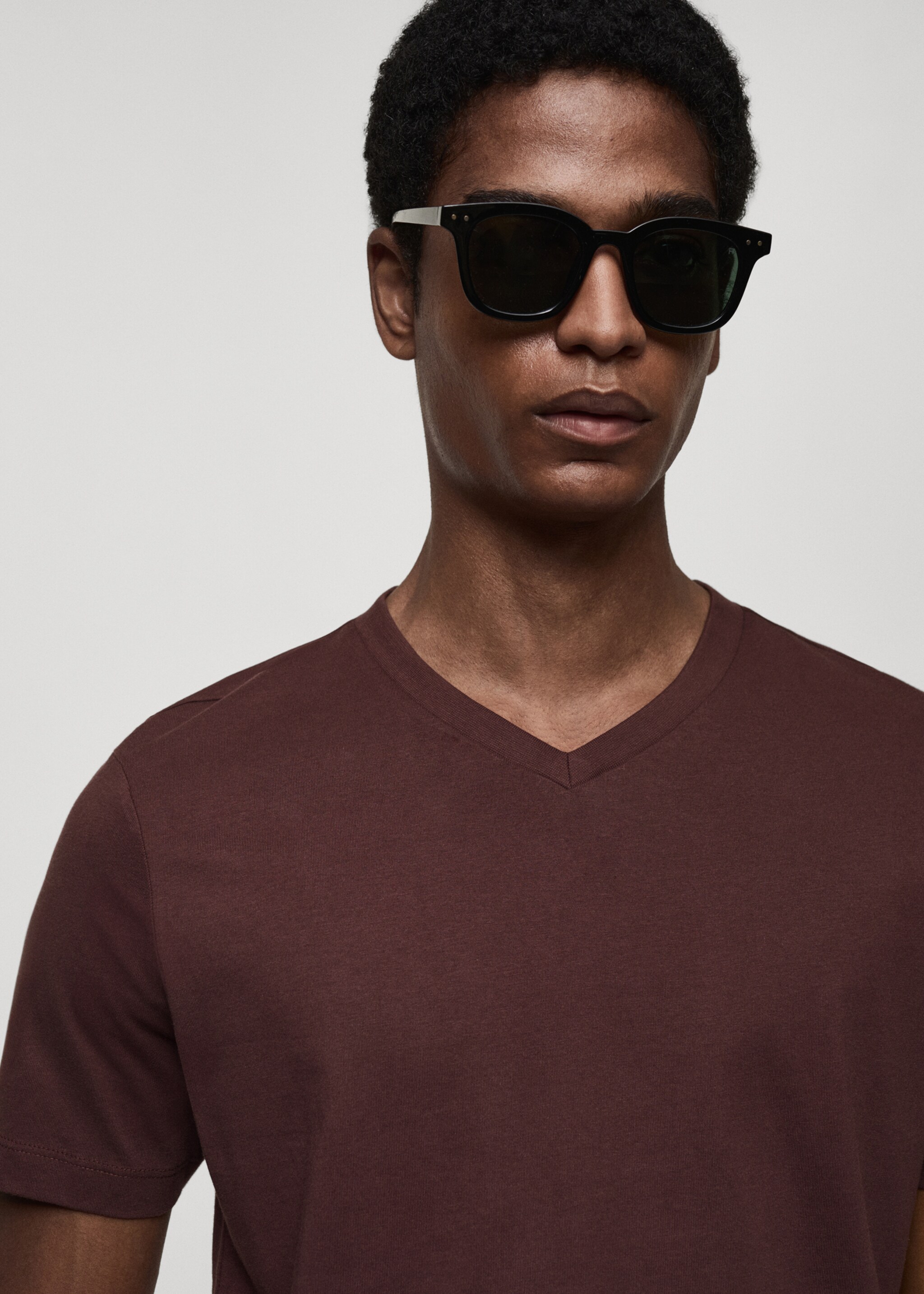 100% cotton slim-fit V-neck t-shirt - Details of the article 1, Wine. Ref: 87030599-00.